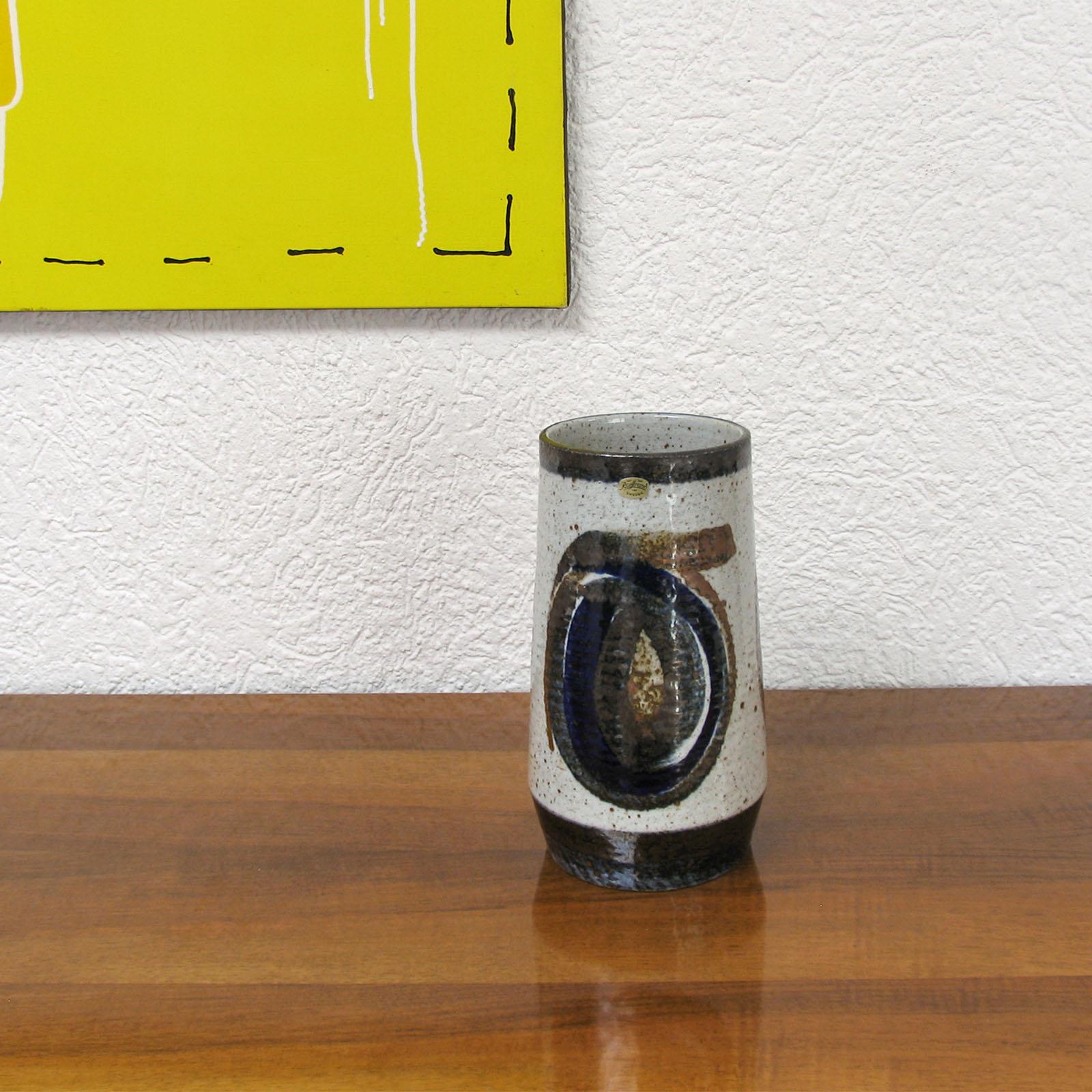 Vaso in gres della metà del secolo scorso di Bertil Lundgren per Rörstrand, 1960. Firmato in basso. Etichetta originale del produttore alla parete. Condizioni eccellenti.
Dimensioni: Altezza 29 cm, diametro 17 cm
Bertil Hugo Lundgren, scultore,