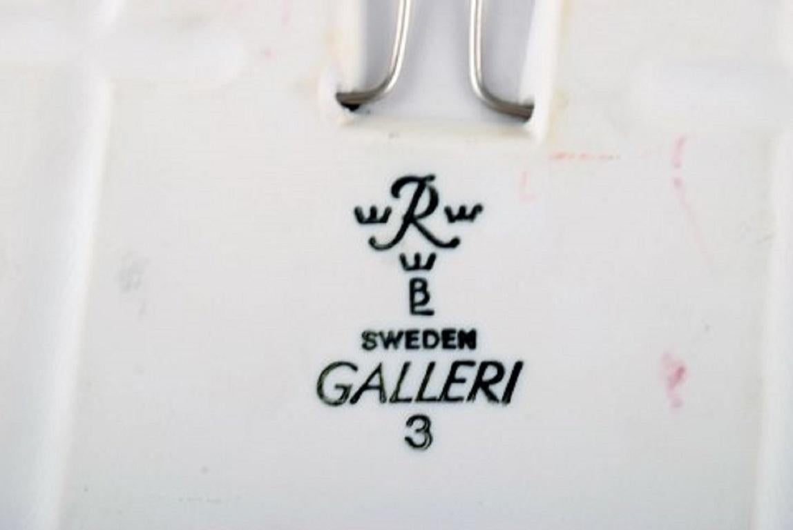 Fin du 20e siècle Bertil Lundgren pour Rörstrand, Plaque murale en porcelaine émaillée avec paon en vente