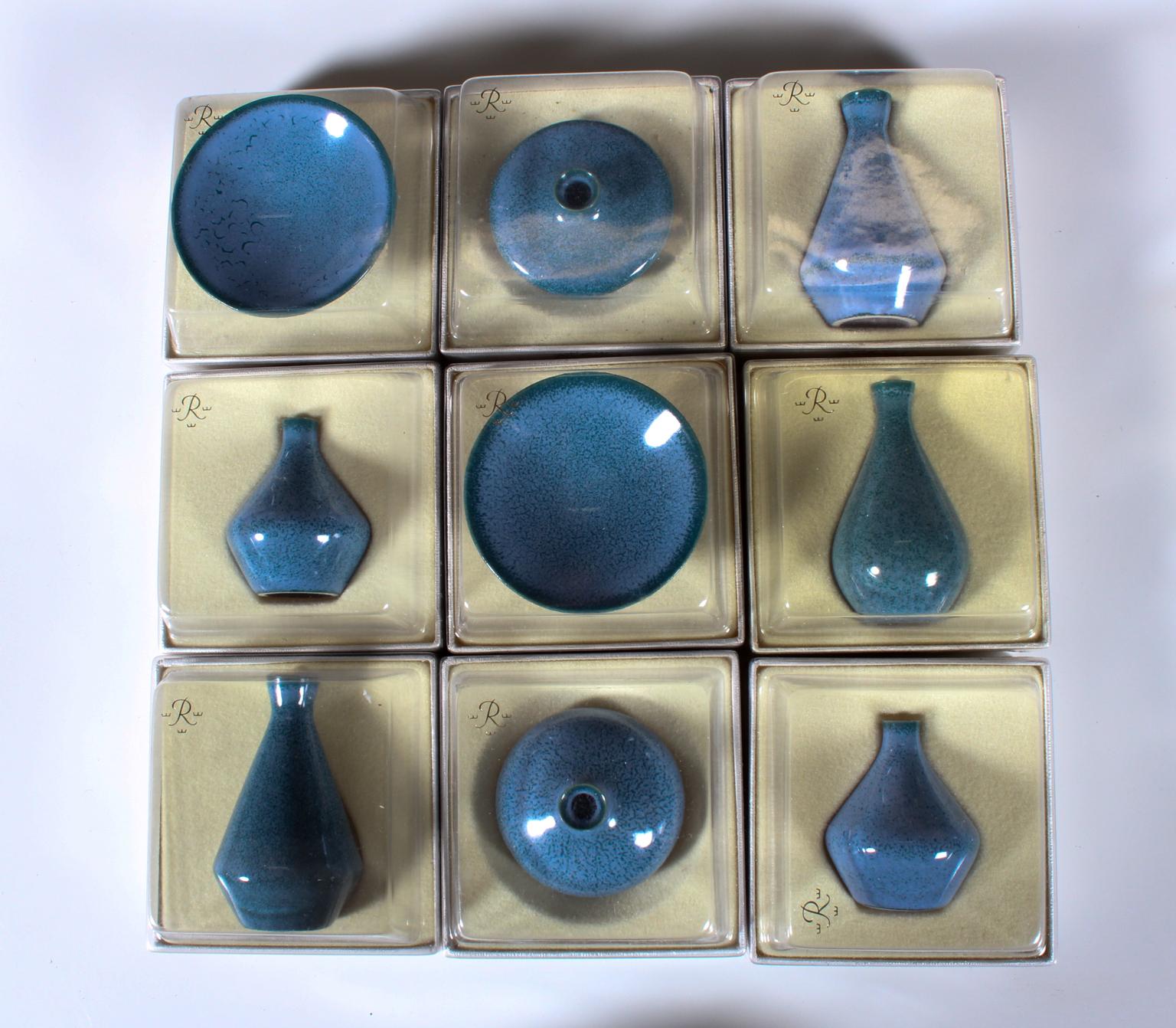 Vases miniatures Bertil Lundgren en céramique émaillée.

Fabriqué par Rörstrand

Hauteur de 3-7,5 cm. Ø. 4.5-7 cm.

Livré avec les boîtes originales.