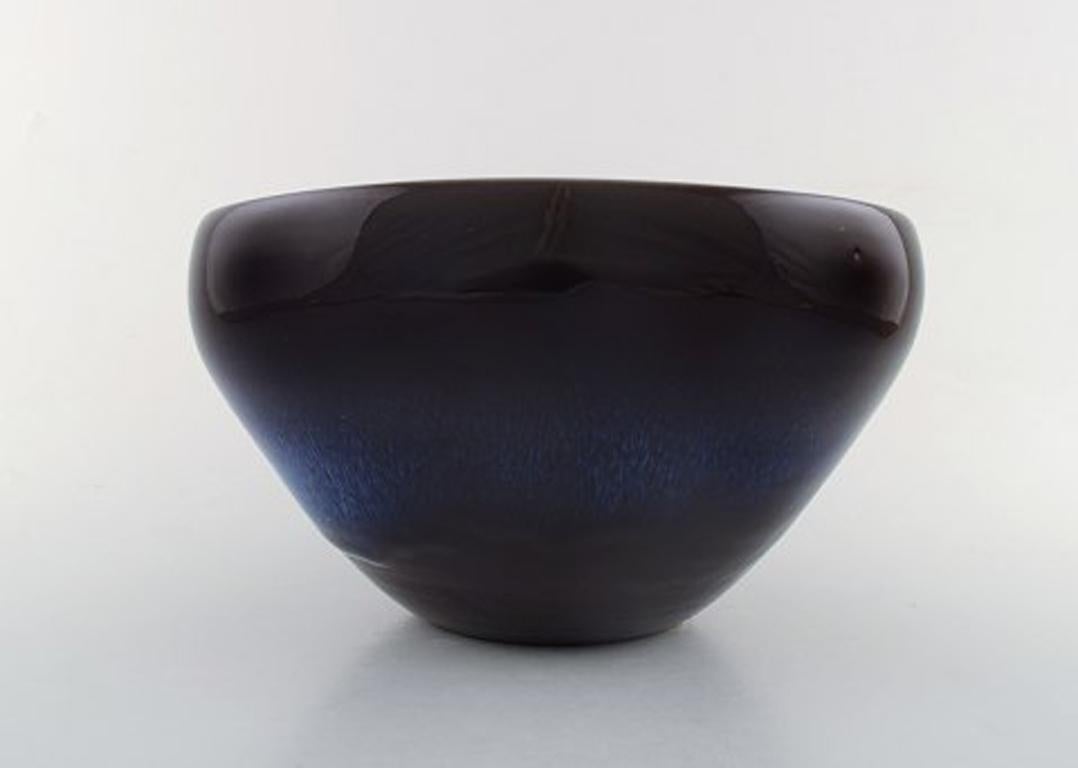 Bertil Lundgren, Rörstrand / Rørstrand large bowl of stoneware.
Beautiful glaze in deep dark blue shades.
In perfect condition, 1st factory quality.
Measures: 24.5 cm x 14 cm.