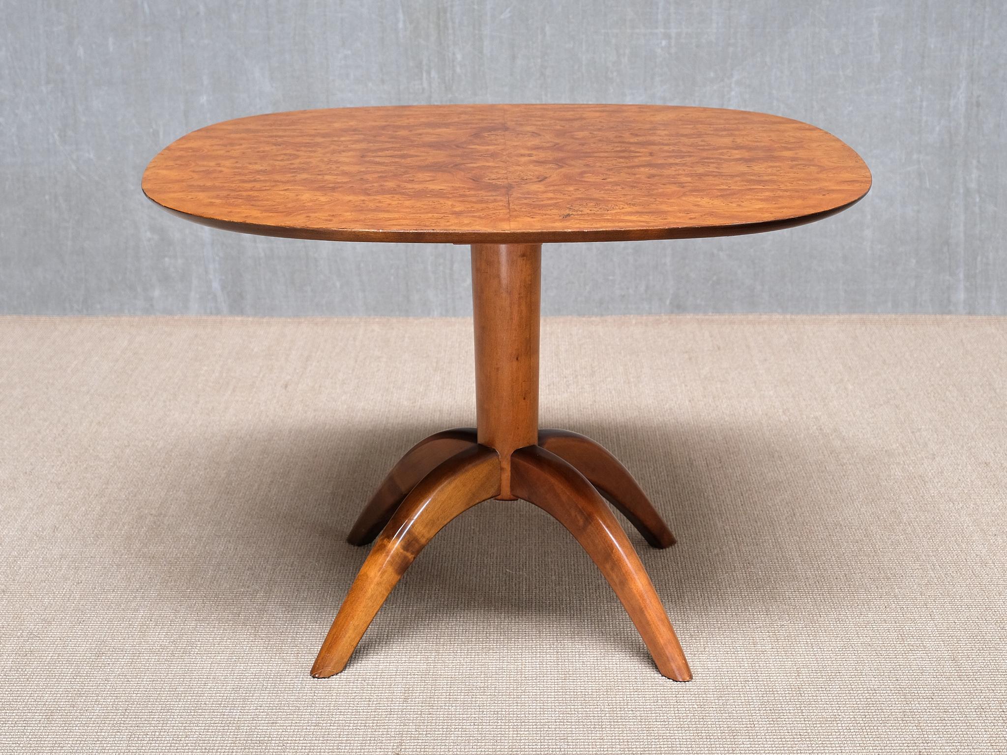 Cette élégante table basse a été conçue par Bertil Söderberg au milieu des années 1930 et produite par la société suédoise Svensk Hemslöjd. Le design est défini par une base sculpturale à quatre pieds fabriquée en bouleau massif. Le plateau, de