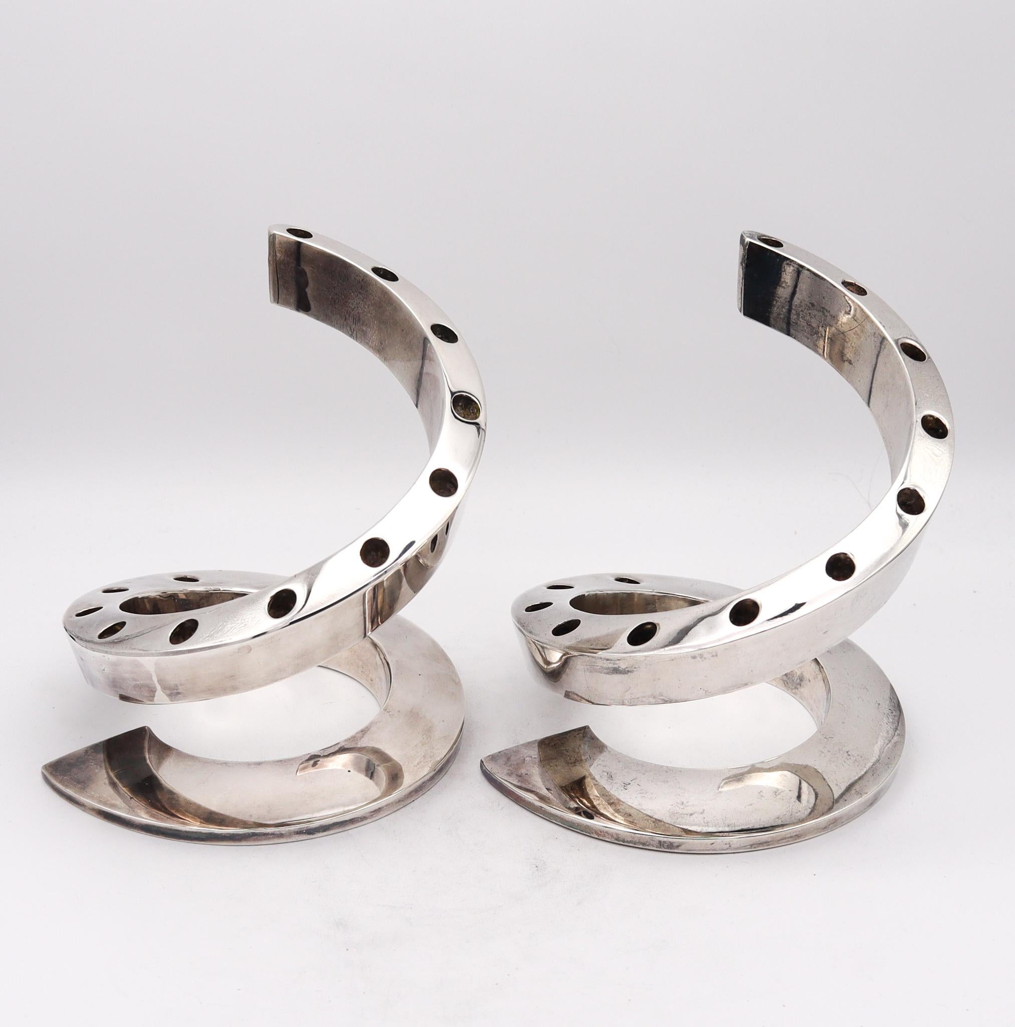 Pair of swirl candlestick designed by Bertil Vallien (1938-).

Beautiful pair of sculptural swirls candlesticks, created in Sweden by Bertil Vallien, back in the 1970's. These pair has been crafted by the Danks design company in solid