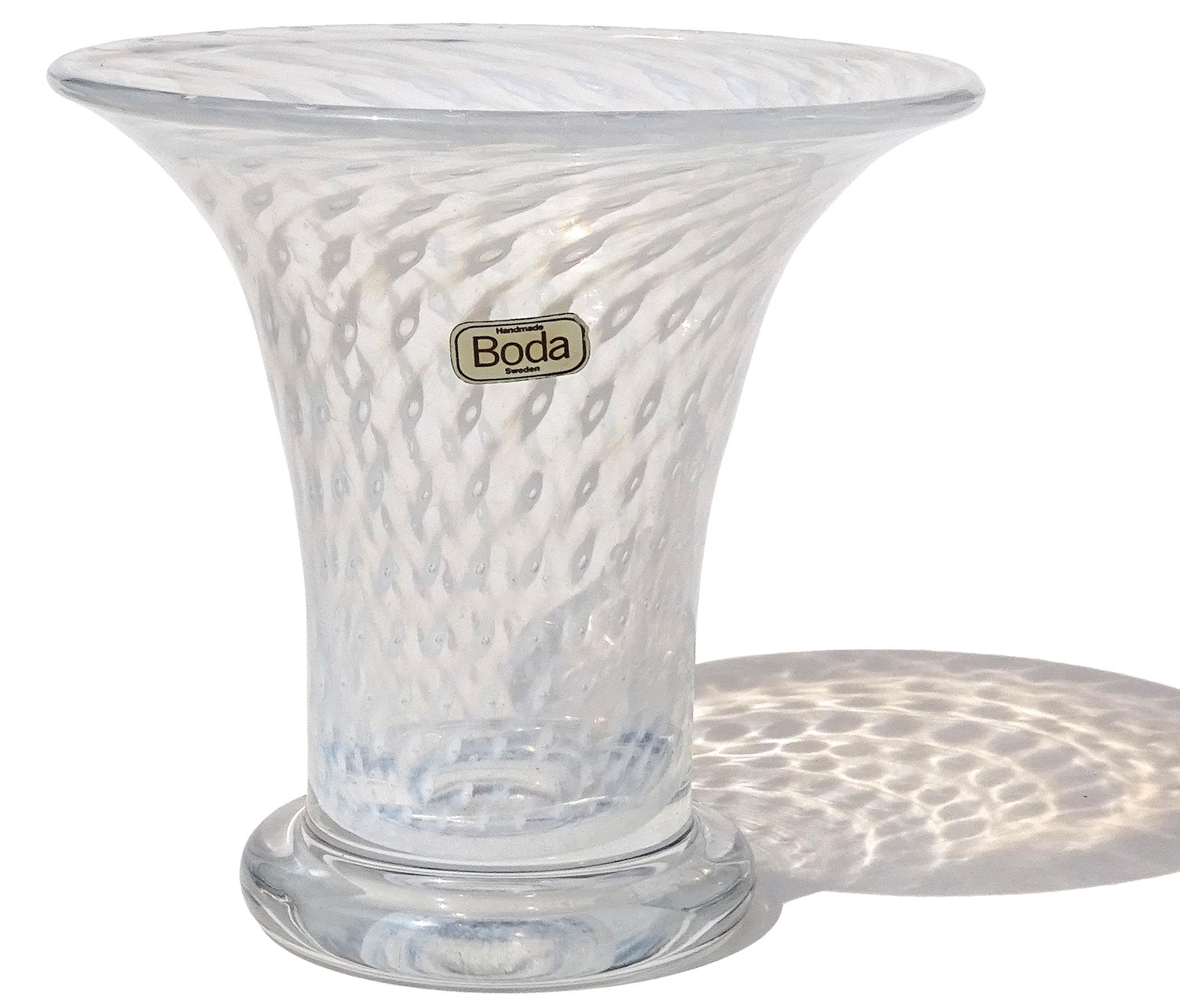 Magnifique vase à pied en verre d'art suédois soufflé à la main par Bertil Vallien, blanc opalin avec un design de bulles. Le vase est documenté, étiqueté et signé en dessous. Le Label indique 