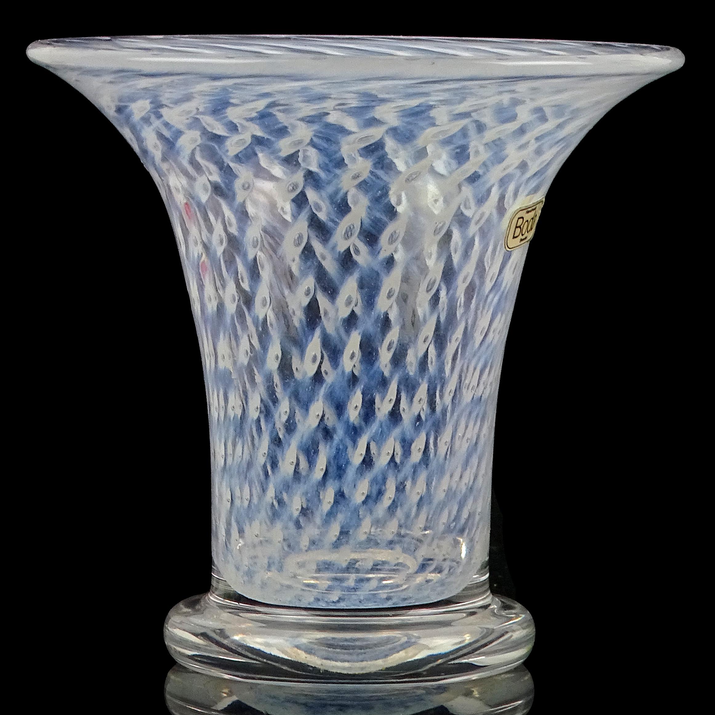 Mid-Century Modern Bertil Vallien Boda, Suède, vase à fleurs en verre d'art avec bulles blanches et motif cirrus en vente