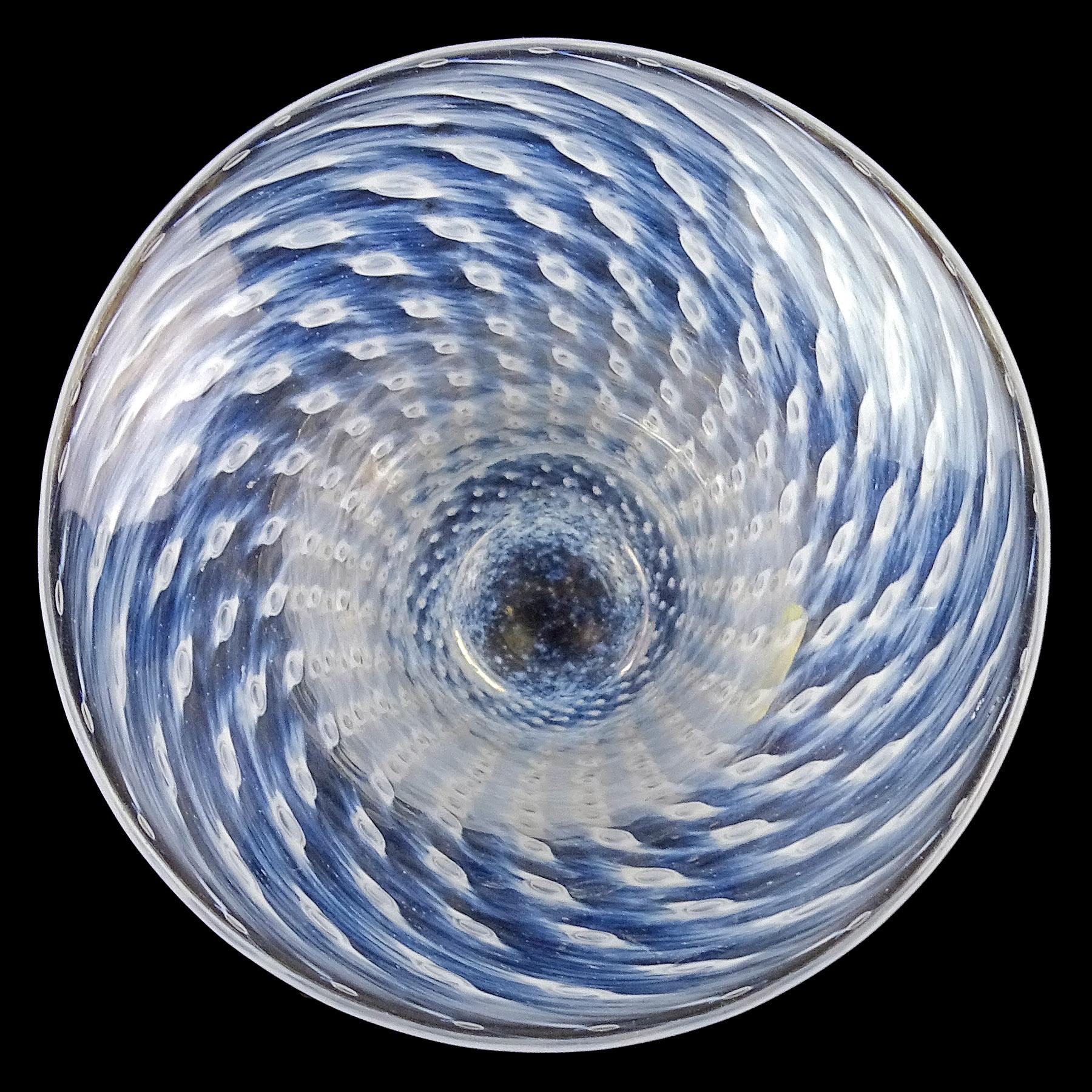 Bertil Vallien Boda, Suède, vase à fleurs en verre d'art avec bulles blanches et motif cirrus Bon état - En vente à Kissimmee, FL