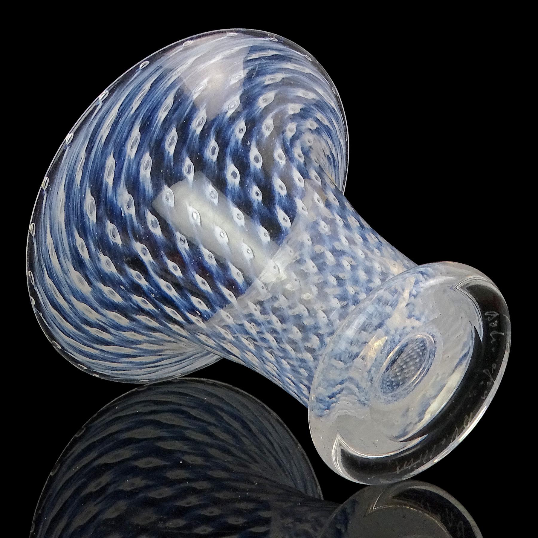 20ième siècle Bertil Vallien Boda, Suède, vase à fleurs en verre d'art avec bulles blanches et motif cirrus en vente