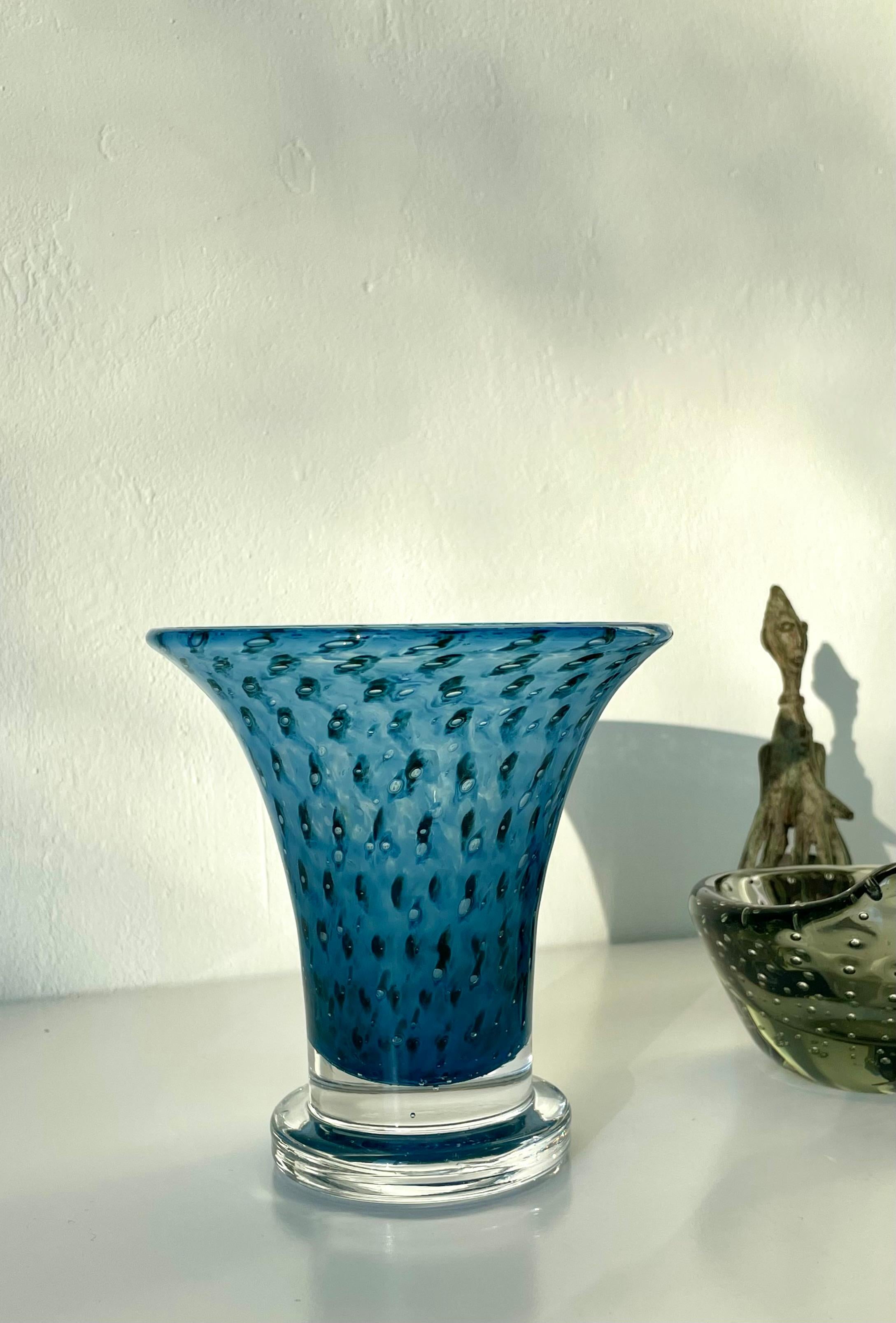 Bertil Vallien for Kosta Boda Blue Peacock Cirrus Vase, 1960s For Sale 2