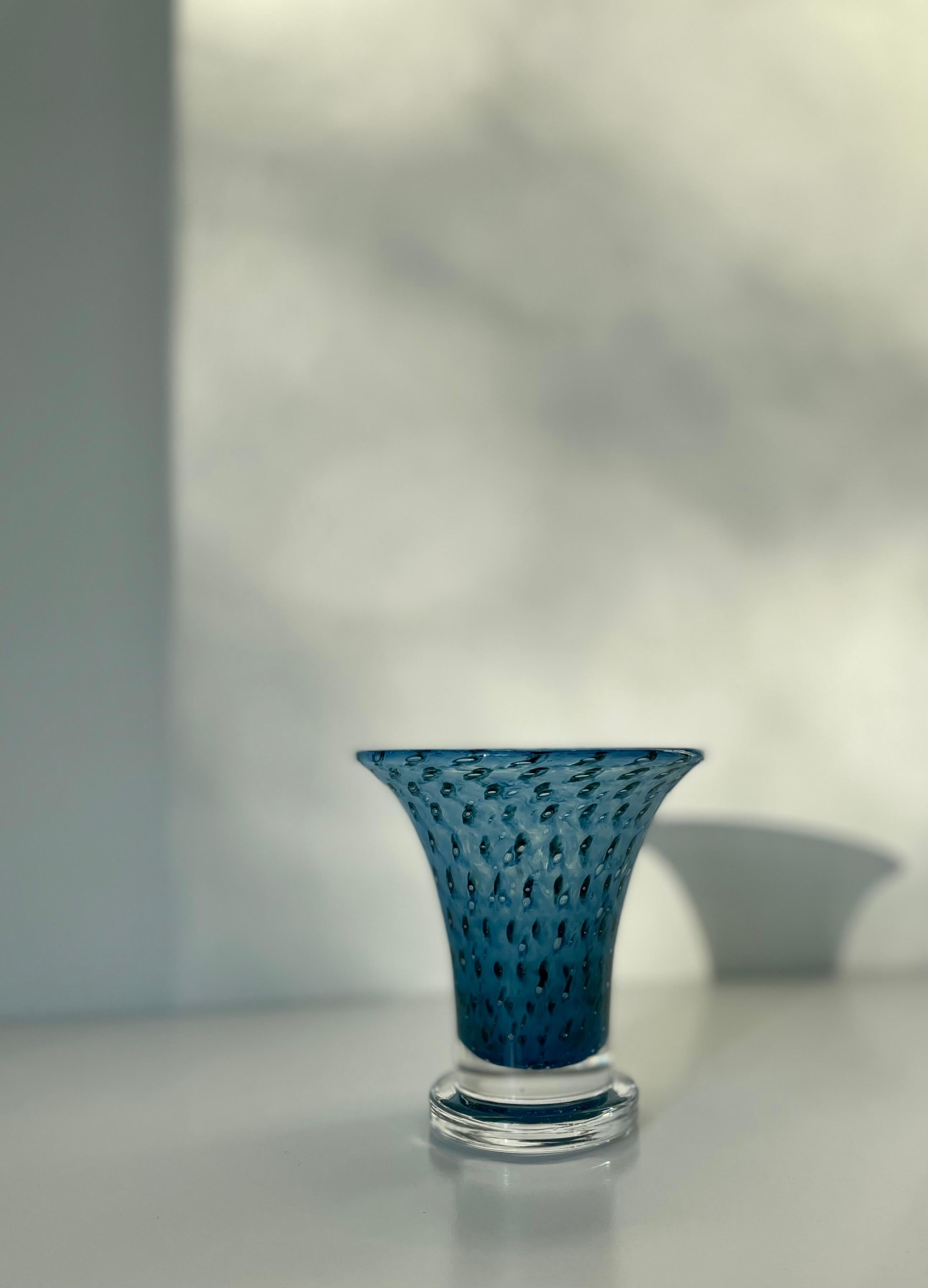 Bertil Vallien for Kosta Boda Blue Peacock Cirrus Vase, 1960s For Sale 3
