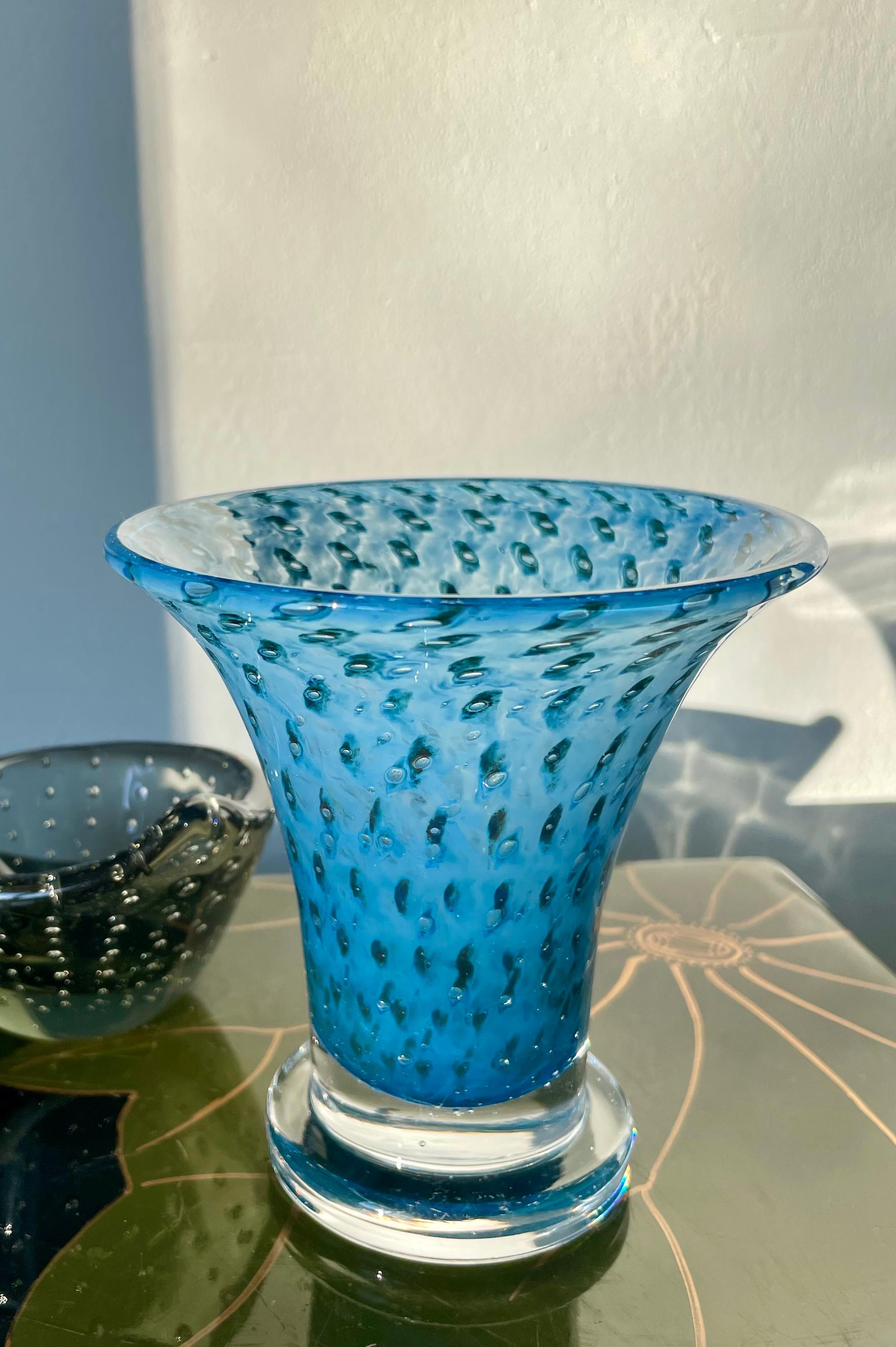 Hand-Crafted Bertil Vallien for Kosta Boda Blue Peacock Cirrus Vase, 1960s For Sale