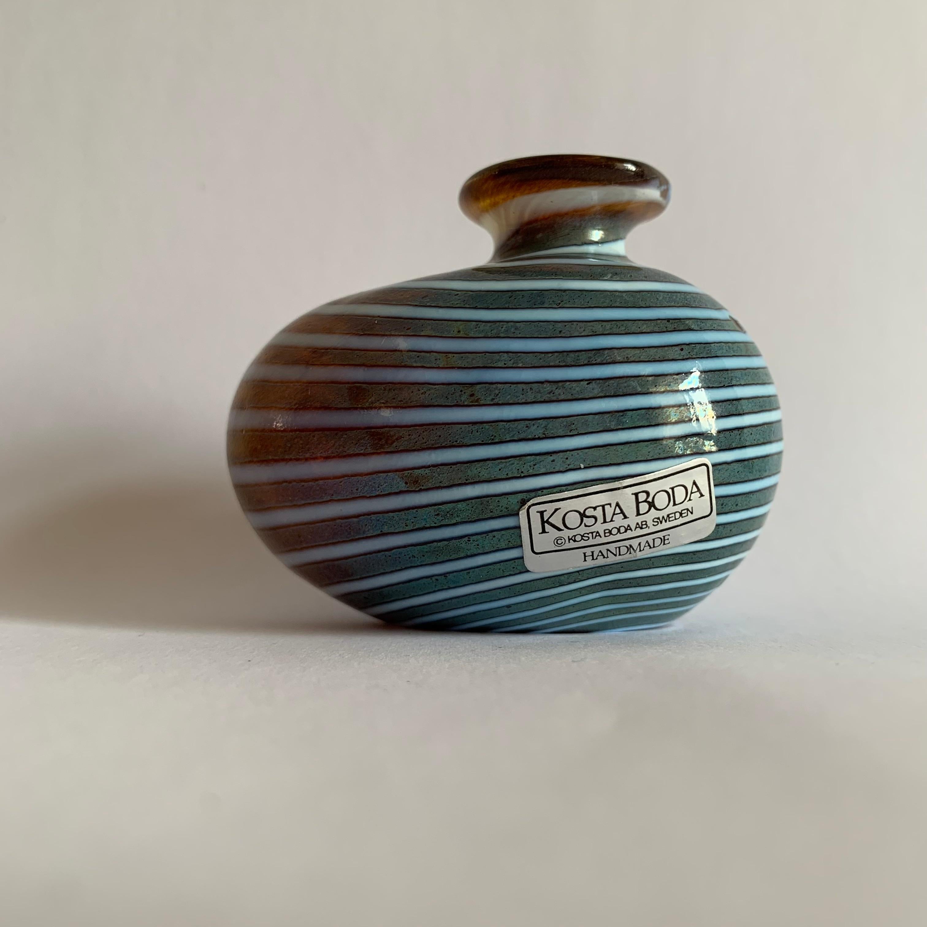 Vase miniature Bertil Vallien pour Kosta Boda, années 1990 en vente 6
