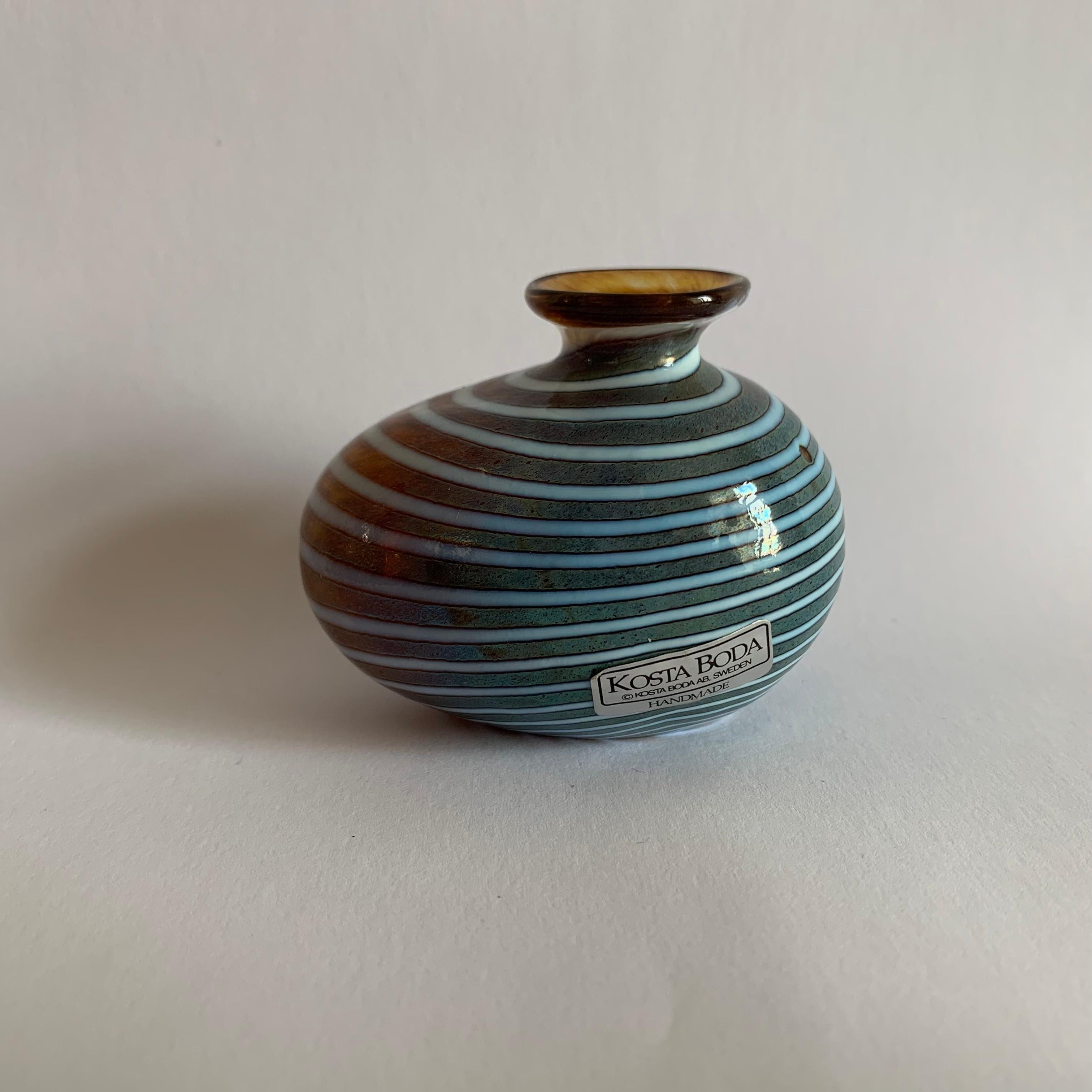 Mid-Century Modern Vase miniature Bertil Vallien pour Kosta Boda, années 1990 en vente