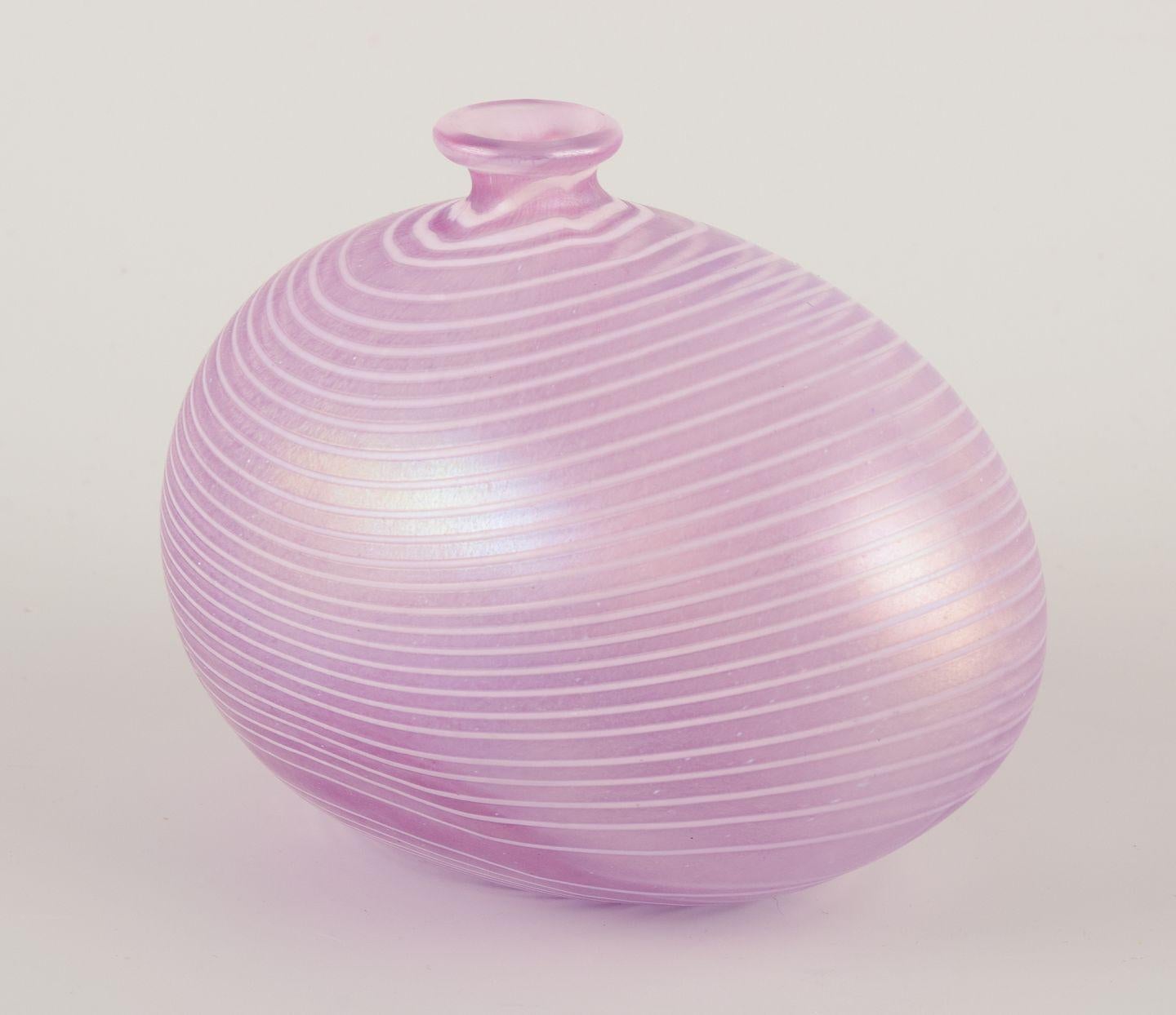 Suédois Bertil Vallien pour Kosta Boda, Suède. Vase 'Aphrodite' en verre d'art rose en vente