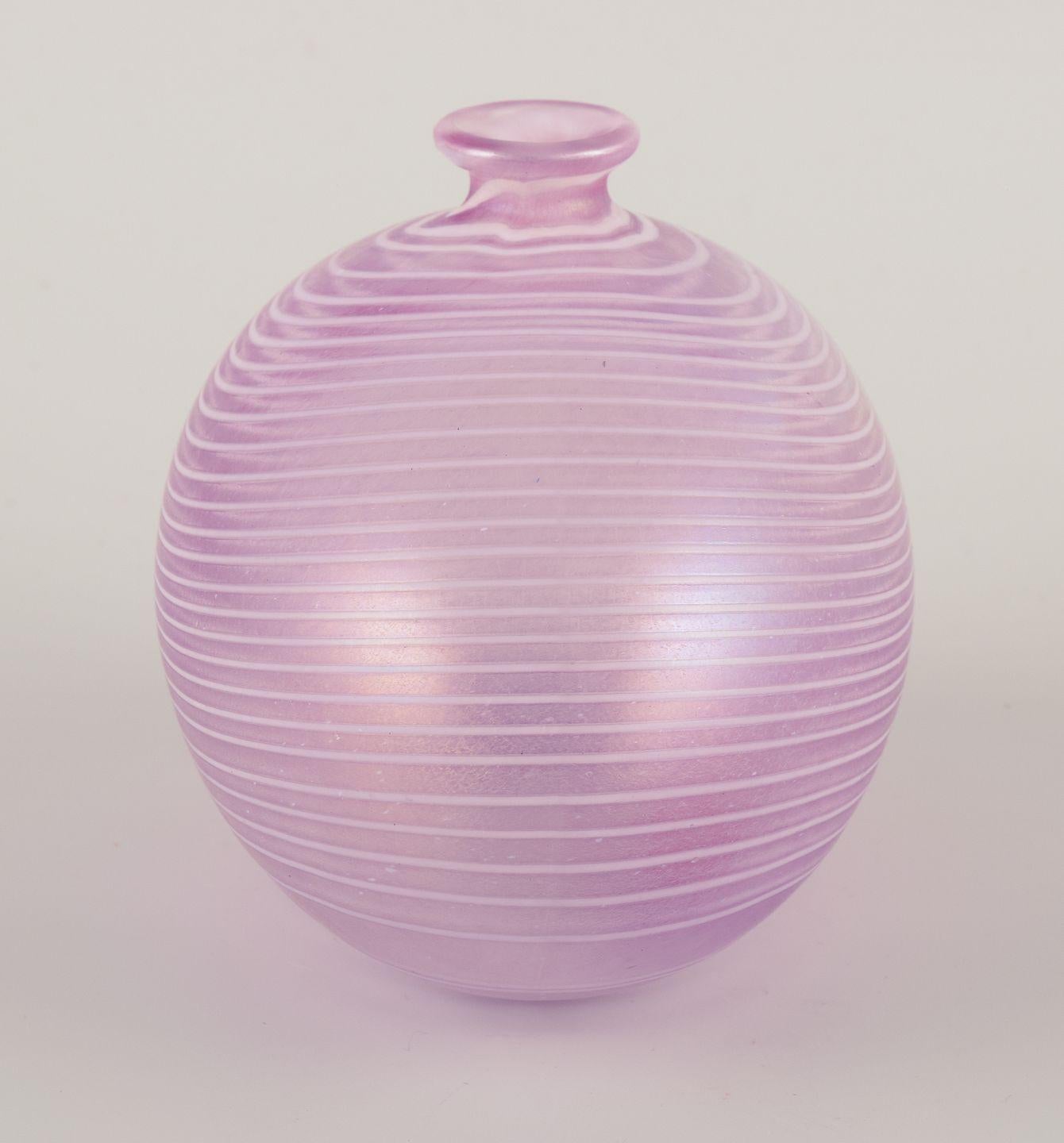 Fin du 20e siècle Bertil Vallien pour Kosta Boda, Suède. Vase 'Aphrodite' en verre d'art rose en vente