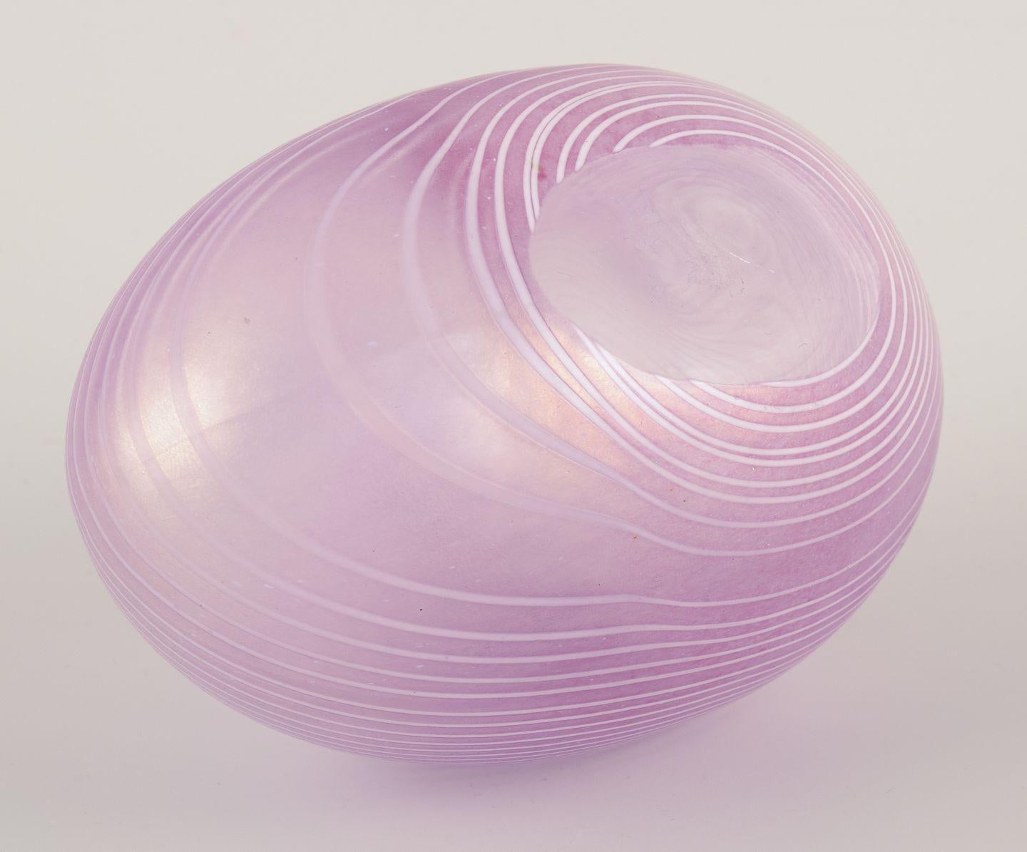 Verre d'art Bertil Vallien pour Kosta Boda, Suède. Vase 'Aphrodite' en verre d'art rose en vente