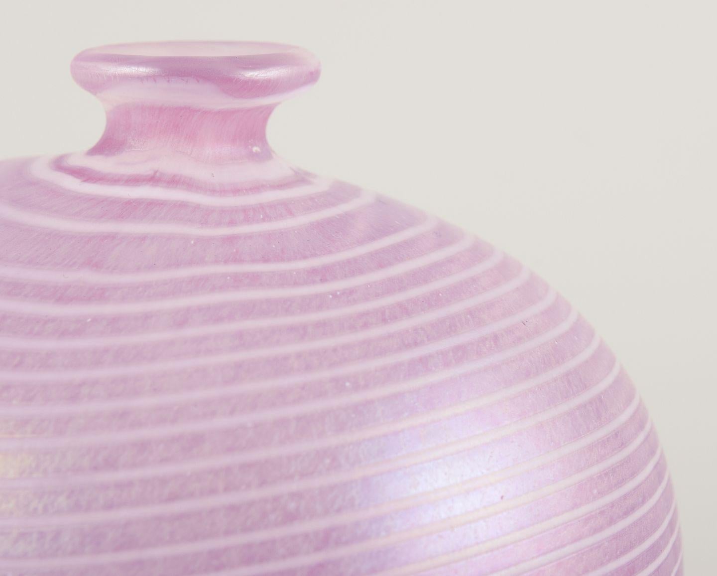 Bertil Vallien pour Kosta Boda, Suède. Vase 'Aphrodite' en verre d'art rose en vente 1