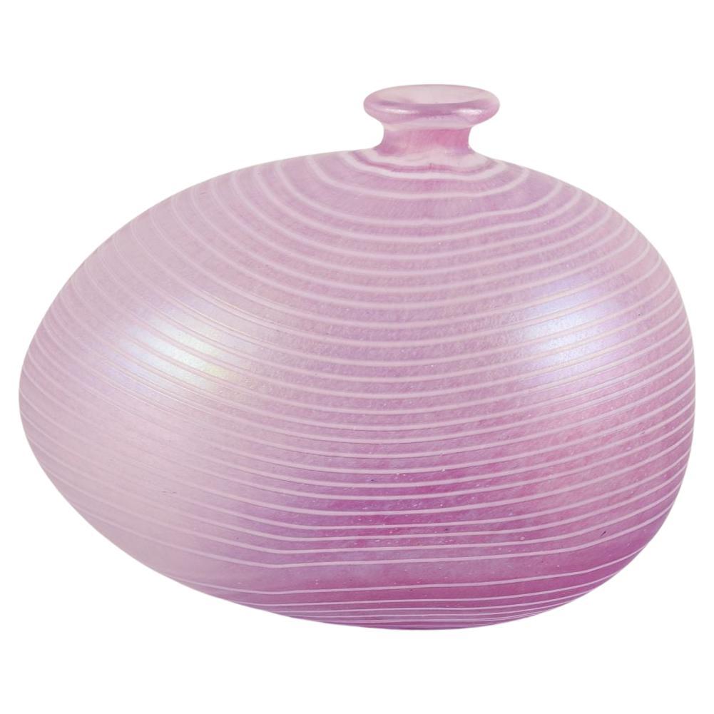 Bertil Vallien pour Kosta Boda, Suède. Vase 'Aphrodite' en verre d'art rose en vente