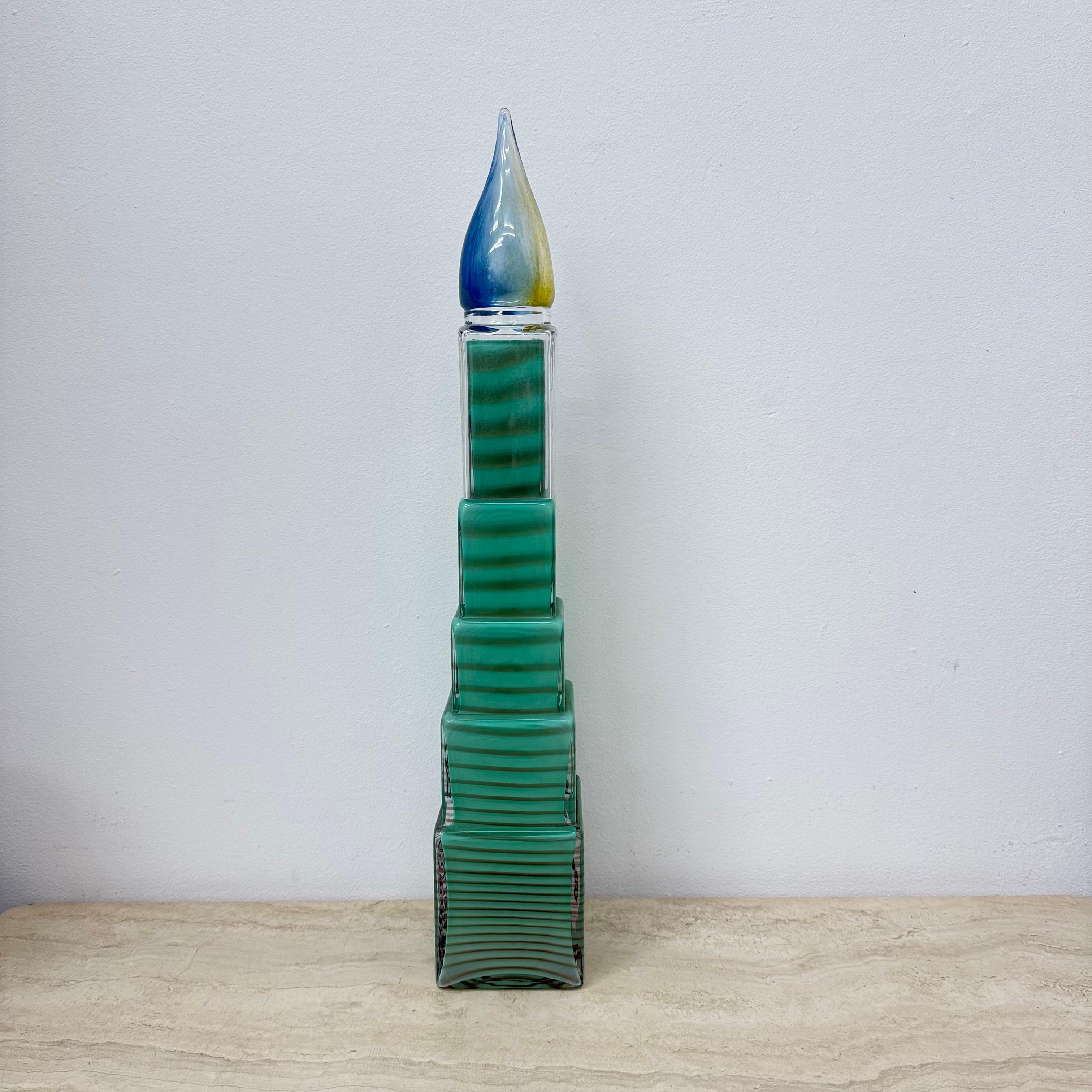 Bertil Vallien para Kosta Boda Suecia Jarrón / escultura metropolitana , década de 1990 Vidrio