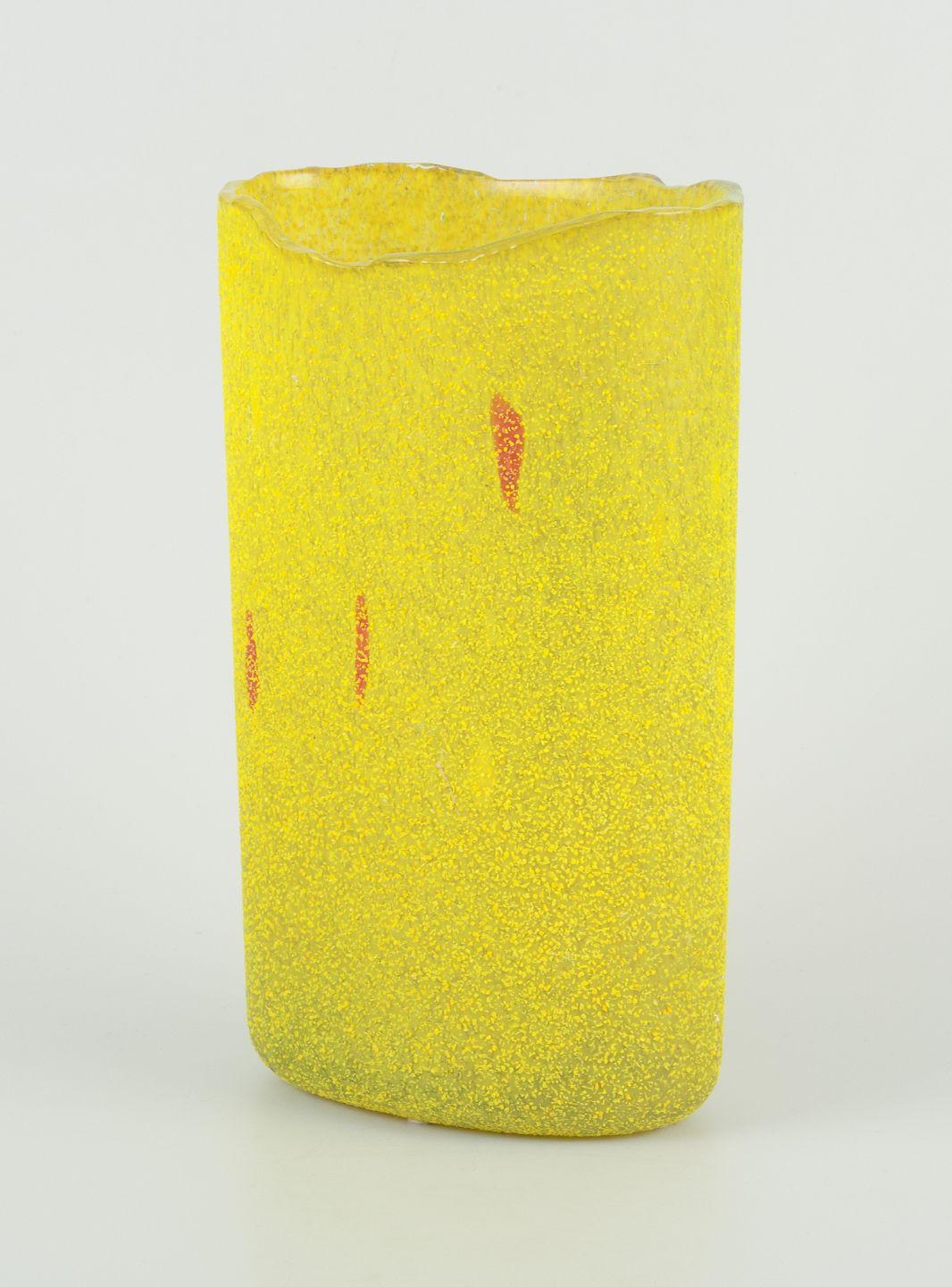 Svedese Bertil Vallien per Kosta Boda, Svezia. Vaso unico in vetro artistico giallo. 1980s in vendita