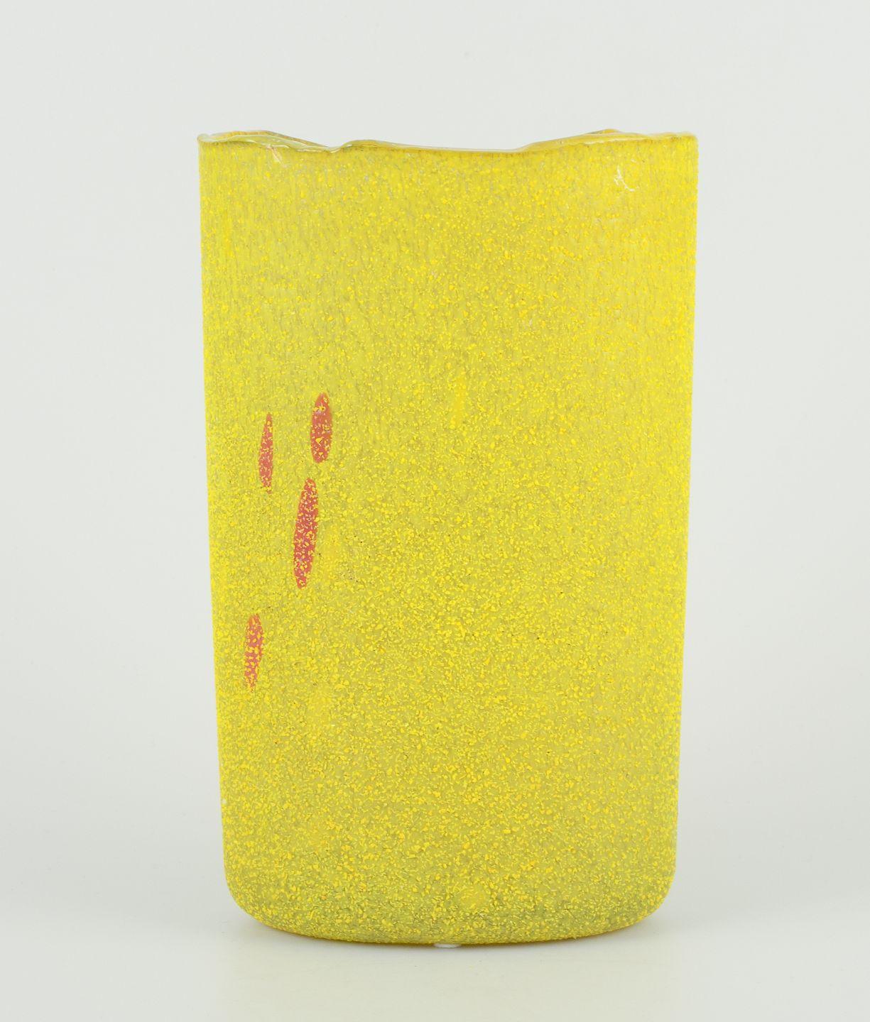 Fine XX secolo Bertil Vallien per Kosta Boda, Svezia. Vaso unico in vetro artistico giallo. 1980s in vendita