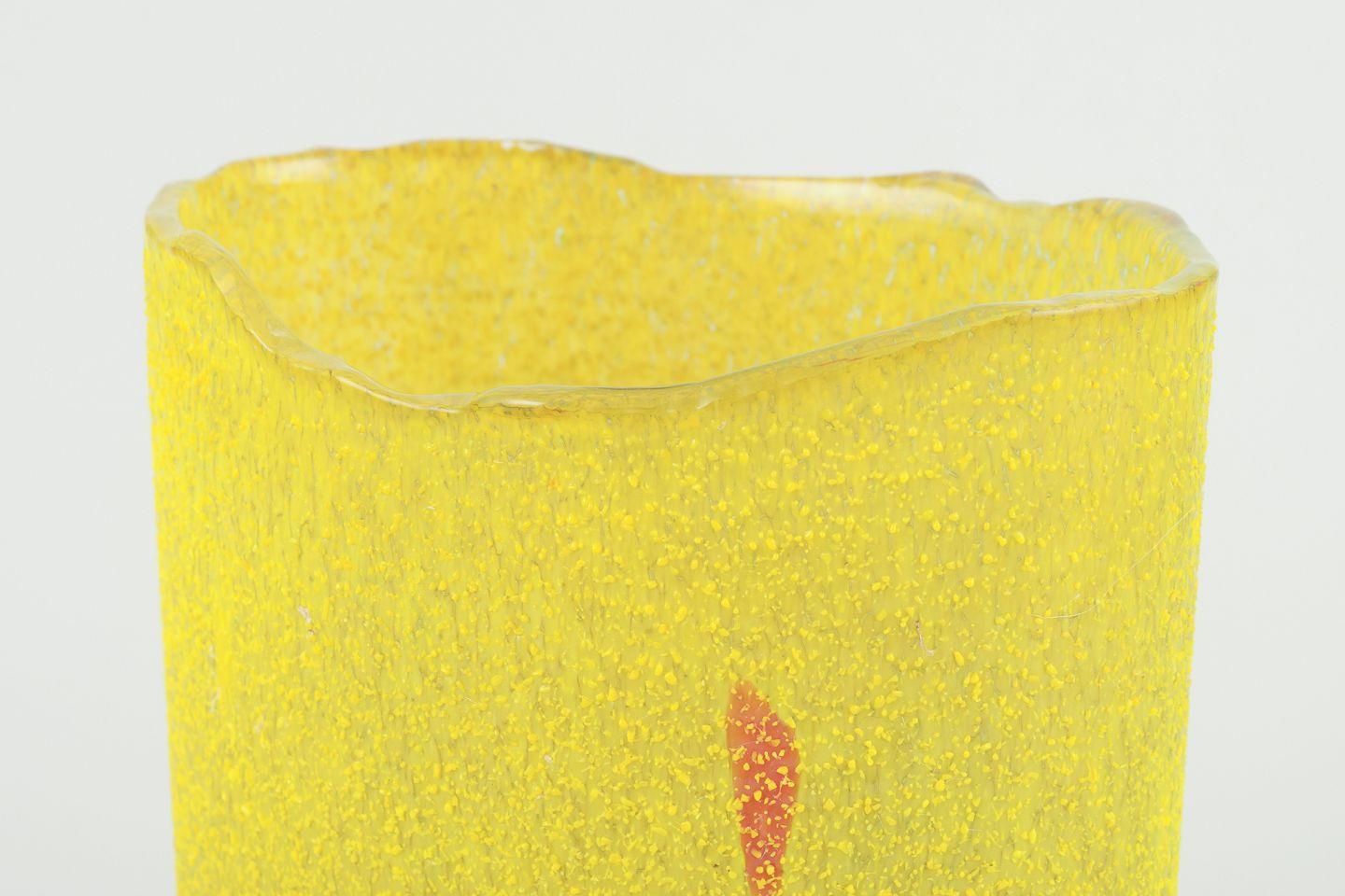 Vetro artistico Bertil Vallien per Kosta Boda, Svezia. Vaso unico in vetro artistico giallo. 1980s in vendita