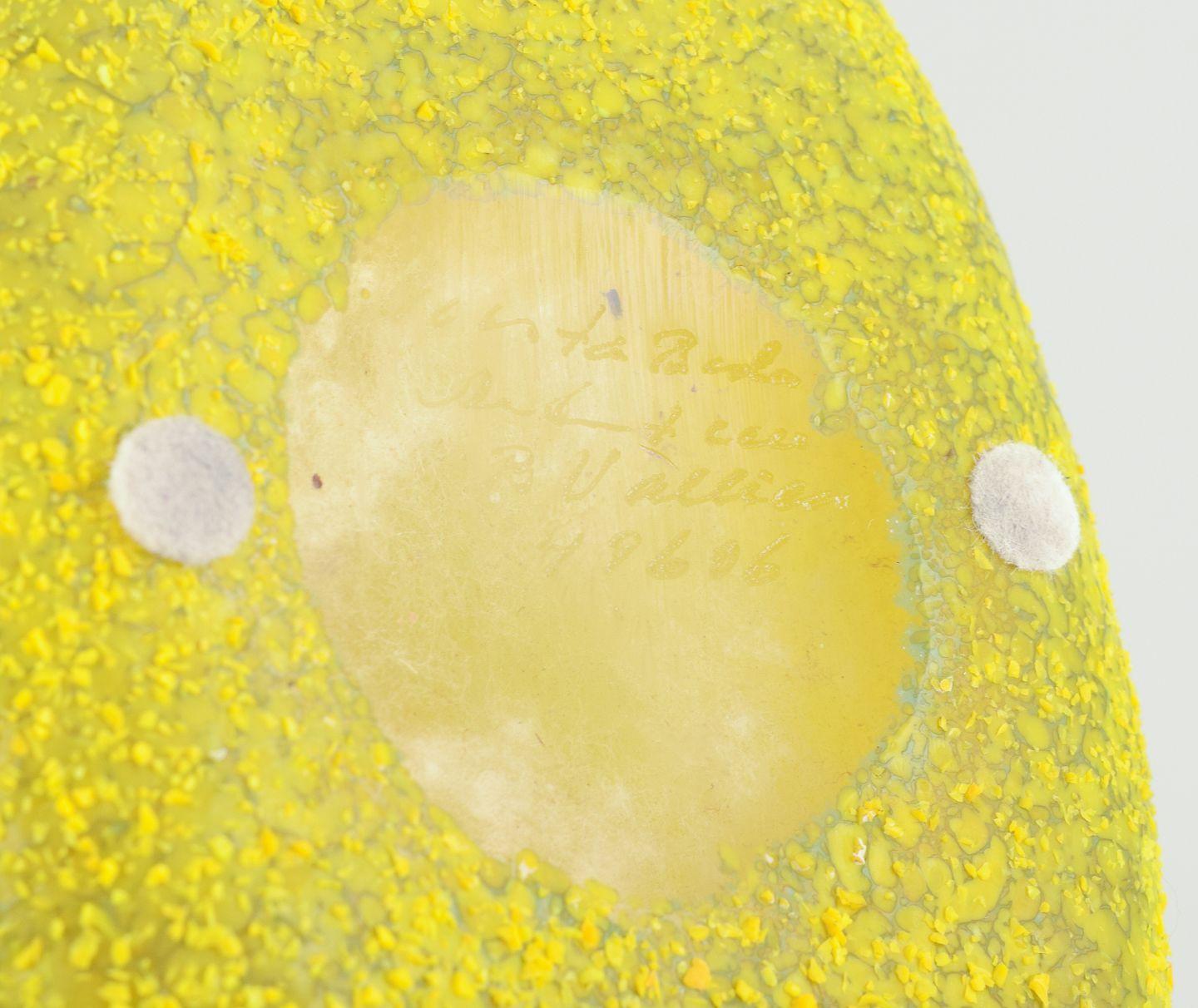 Bertil Vallien per Kosta Boda, Svezia. Vaso unico in vetro artistico giallo. 1980s in vendita 2