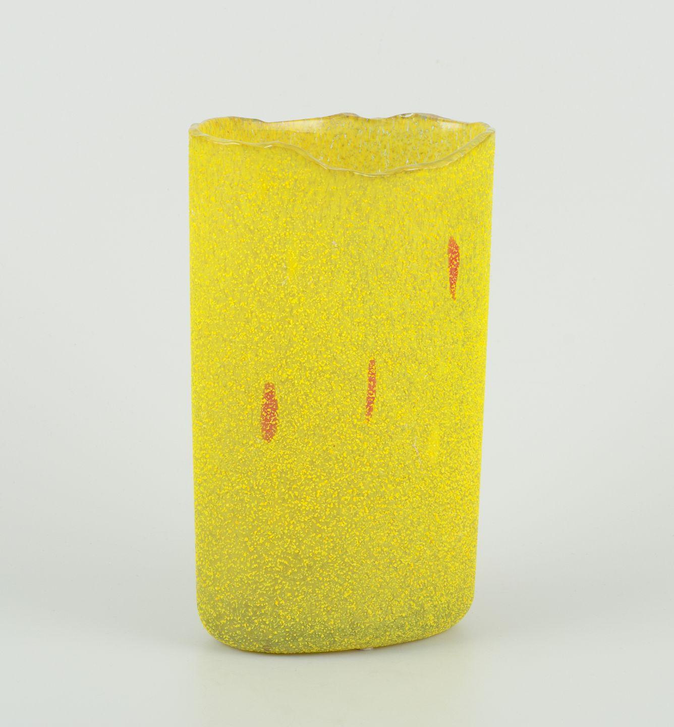 Bertil Vallien per Kosta Boda, Svezia. Vaso unico in vetro artistico giallo. 1980s in vendita