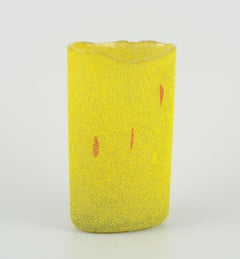 Bertil Vallien per Kosta Boda, Svezia. Vaso unico in vetro artistico giallo. 1980s