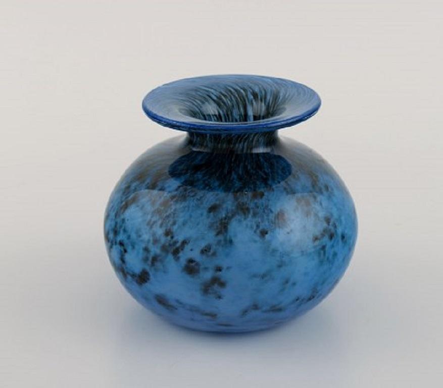 Bertil Vallien for Kosta Boda. Vase in blue mouth-blown art glass. Swedish design, 1980s.
Measures: 12 x 10 cm.
In excellent condition.
Signed.