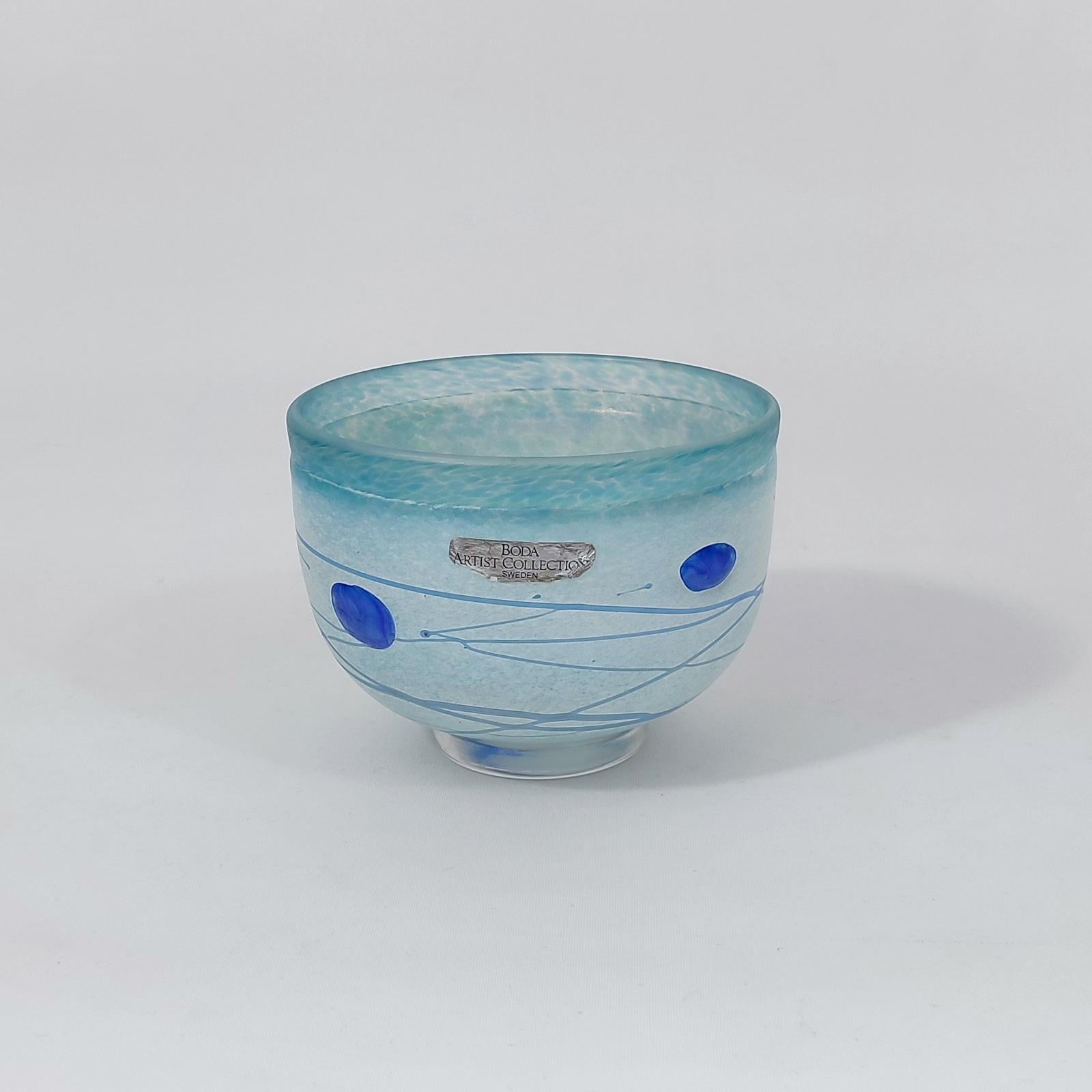 Bertil Vallien for Kosta Boda mid-century blue galaxy glass bowl, Suède, années 1980. 
Un bol en verre irisé laiteux avec des taches, des traînées et des fils bleus. Signé sous le bas Boda Artist Co B. Vallien. Excellent état.
Dimensions : diamètre