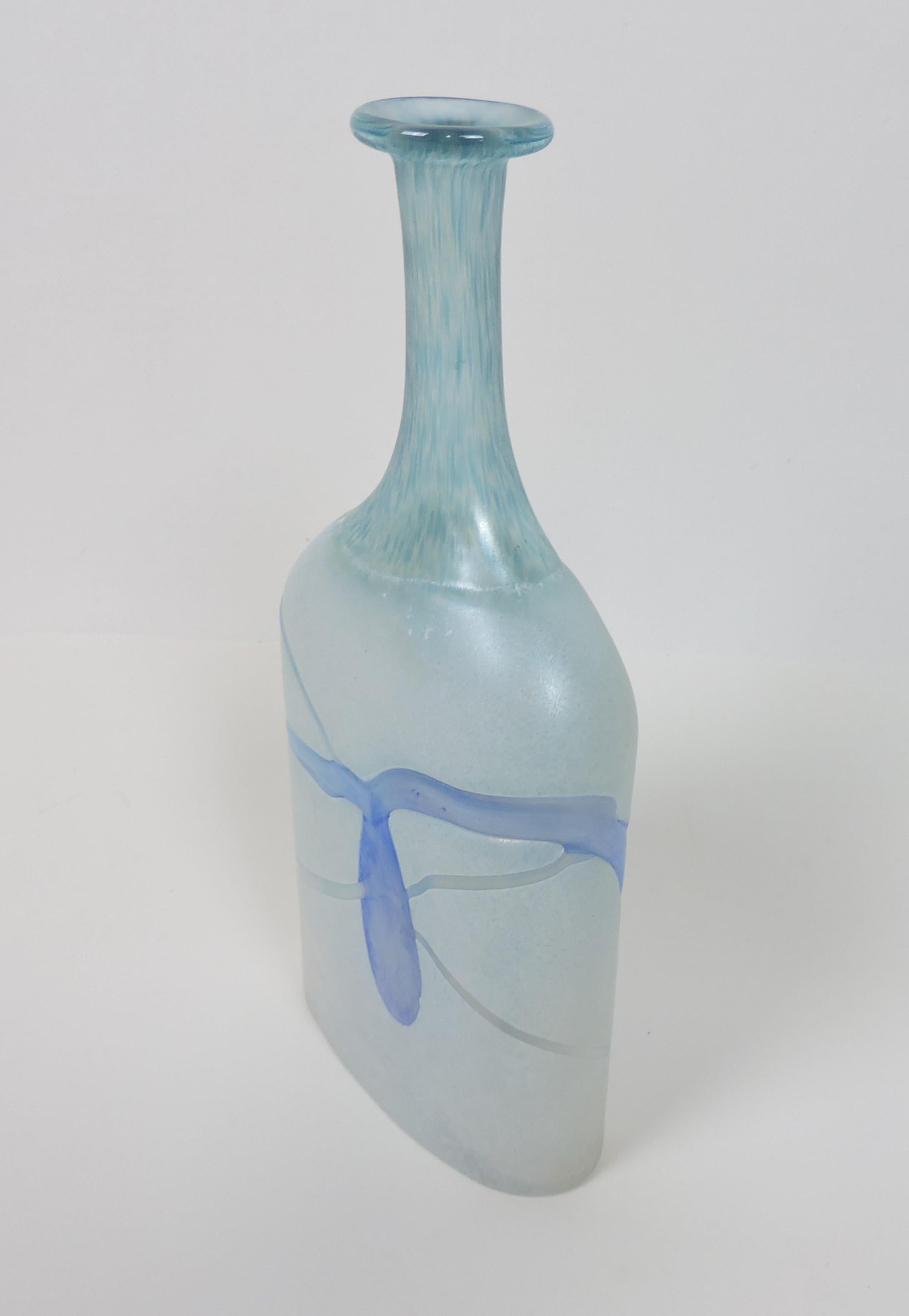 Schöne Glasvase, entworfen von Bertil Vallien und hergestellt von Kosta Boda aus Schweden. Sie gehört zur Serie Galaxy Blue aus den 1980er Jahren und ist mundgeblasen mit aufgesetzten Glasakzenten in einem abstrakten, modernen Design. Unten