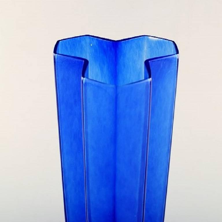 Suédois Bertil Vallien, Kosta Boda, vase « Mosaic » d'art en verre bleu
