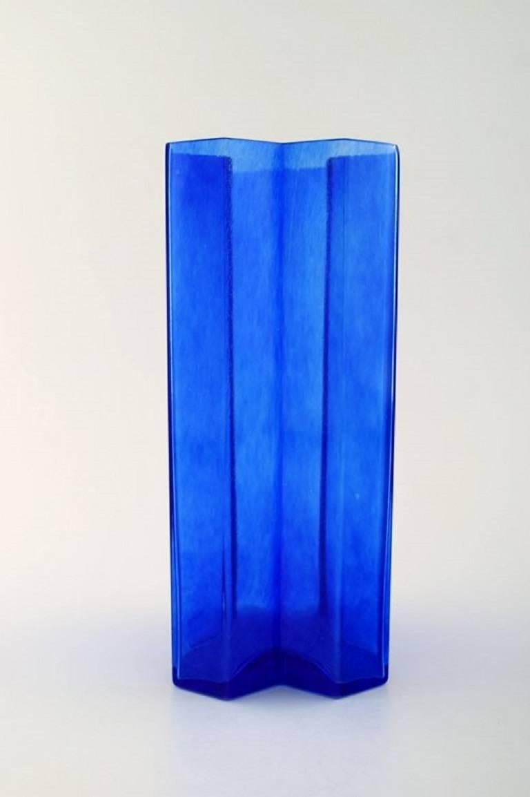 Bertil Vallien, Kosta Boda, vase « Mosaic » d'art en verre bleu