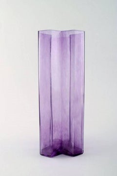 Bertil Vallien, Kosta Boda, vase « Mosaic » d'art en verre violet