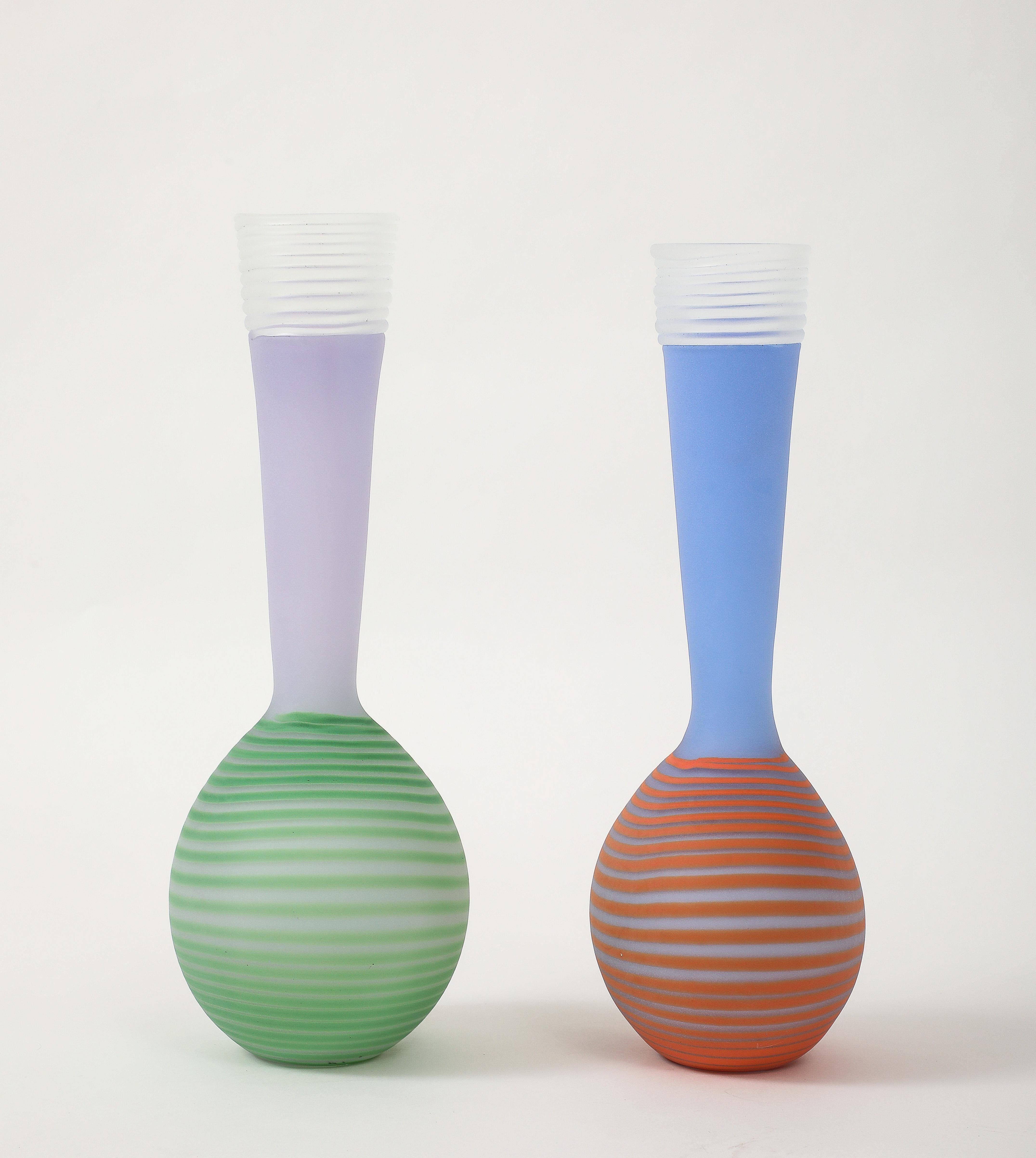 Coppia di vasi in vetro artistico smerigliato soffiato a mano con influenze di Memphis, caratterizzato da colori pastello e dettagli gessati bianchi applicati. Kosta Boda, Svezia. Firmato in basso.