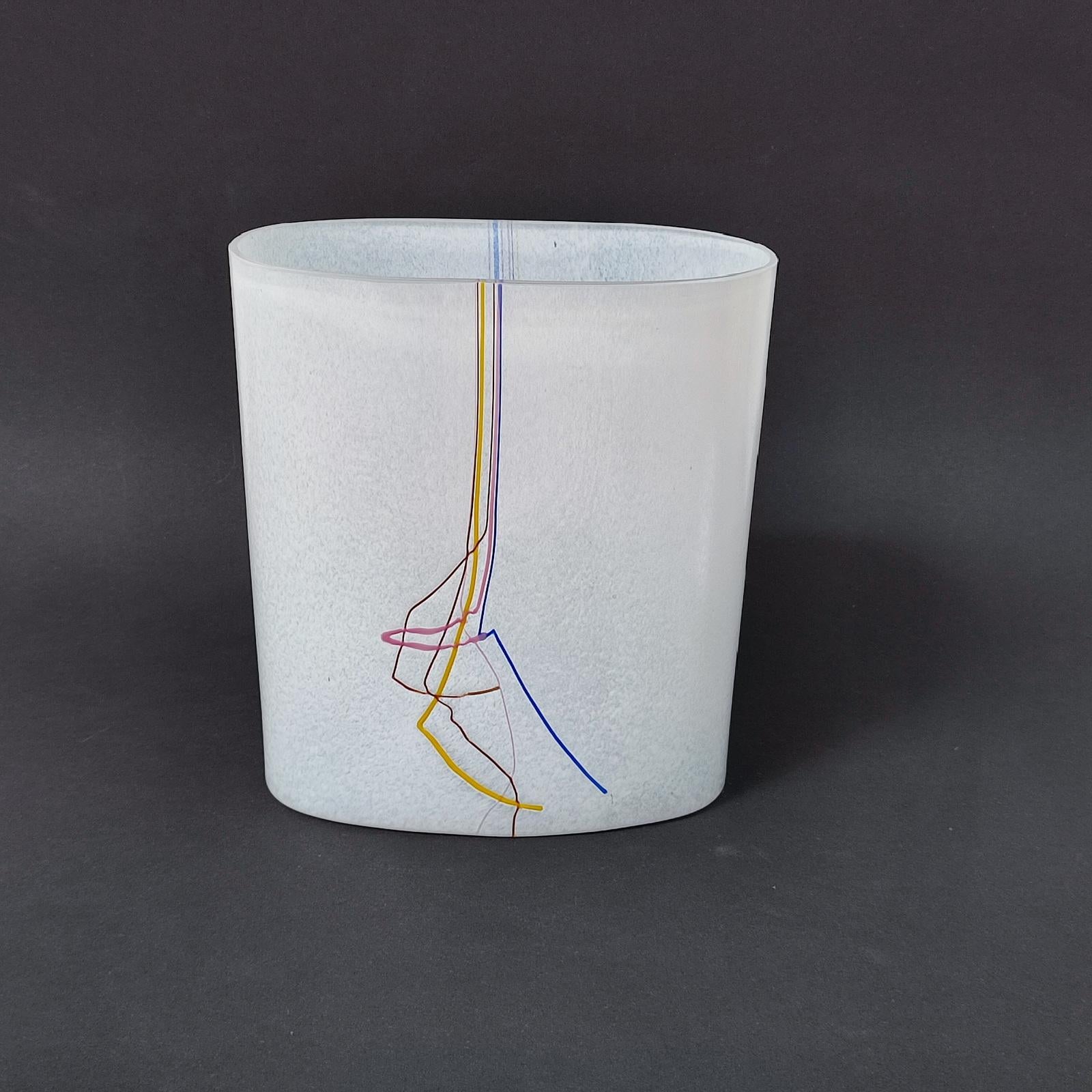 Vaso arcobaleno Bertil Vallien, Kosta Boda Swedish art glass 
Un bellissimo vaso decorativo in vetro lavorato a mano con fili di vetro multicolore ai lati, disegnato e realizzato da Bertil Vallien per Kosta Boda, Svezia, anni Settanta. Condizioni