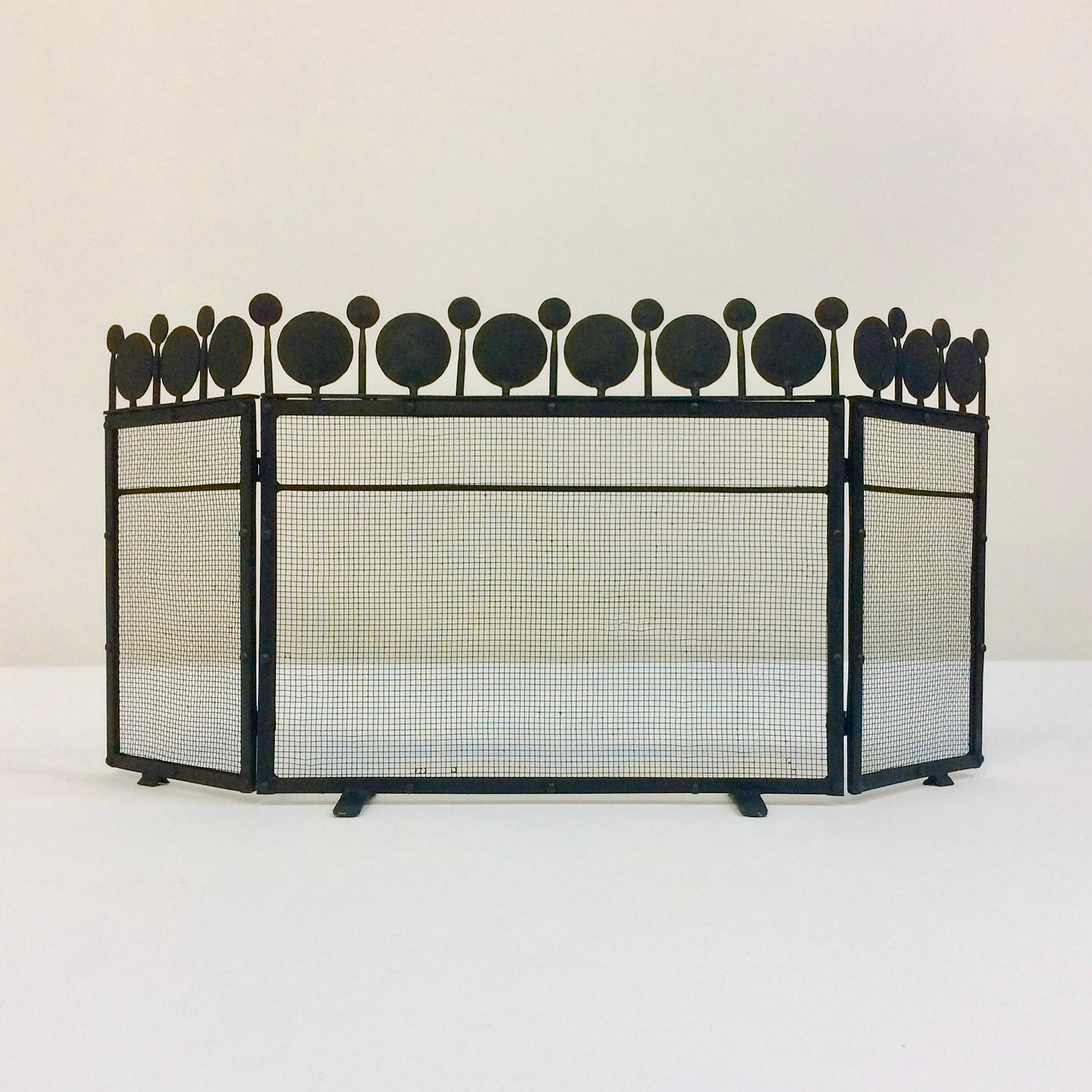 Very nice Bertil Vallien wrought iron fire screen.
Boda edition, circa 1960, Sweden.
Rare piece on the market, very poetic and decorative object.
Good original condition.
Height : 39 cm, maximum length : 87 cm
All purchases are covered by our