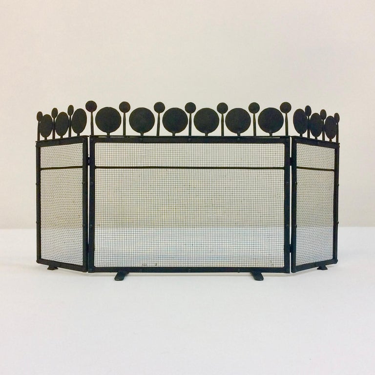 Very nice Bertil Vallien wrought iron fire screen.
Boda edition, circa 1960, Sweden.
Rare piece on the market, very poetic and decorative object.
Good original condition.
Height : 39 cm, maximum length : 87 cm
All purchases are covered by our