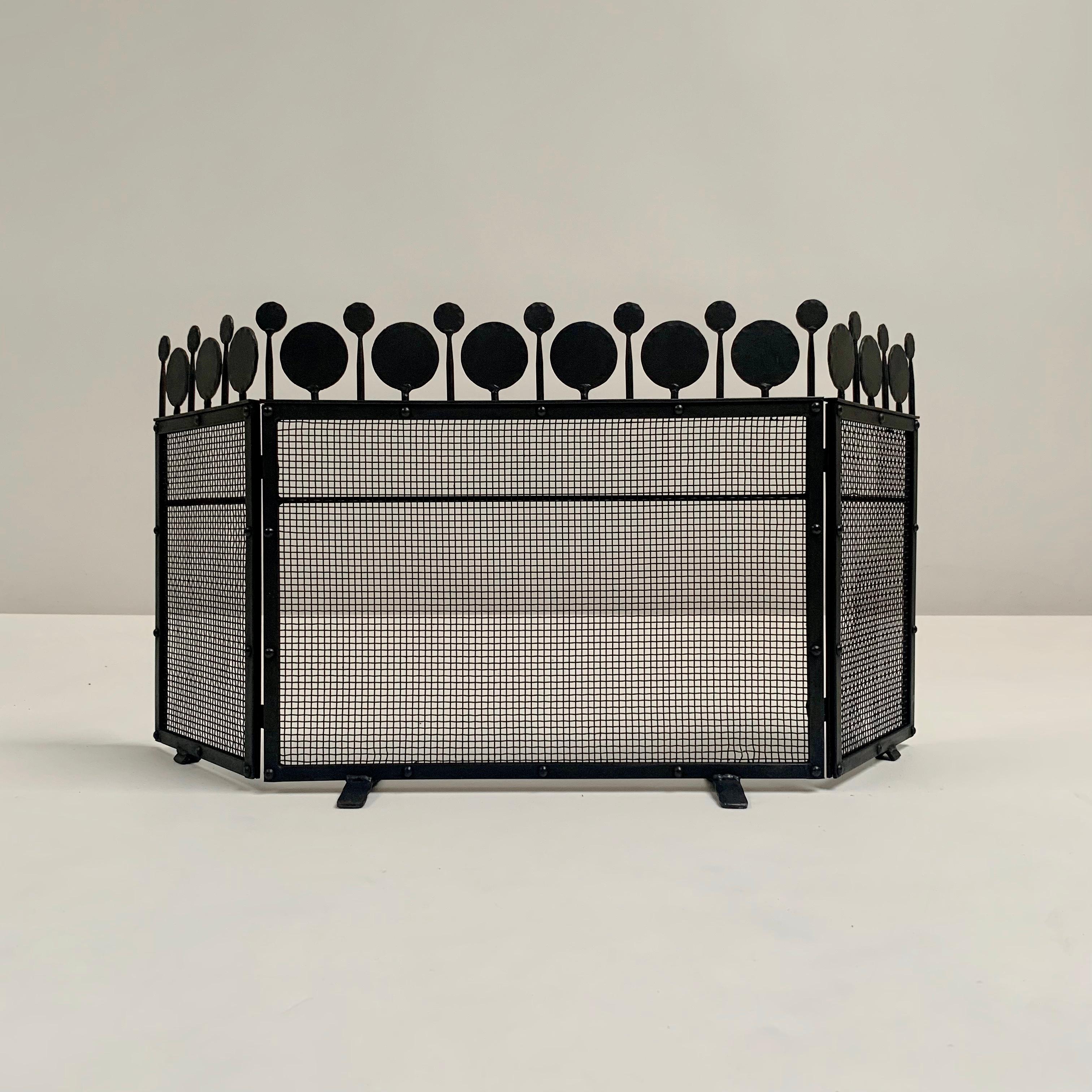 Beautiful and rare Bertil Vallien wrought iron fire screen.
Boda edition, circa 1960, Sweden.
Rare piece on the market, very poetic and decorative object.
Good original condition.
Height : 39 cm, maximum length : 86 cm
All purchases are covered by