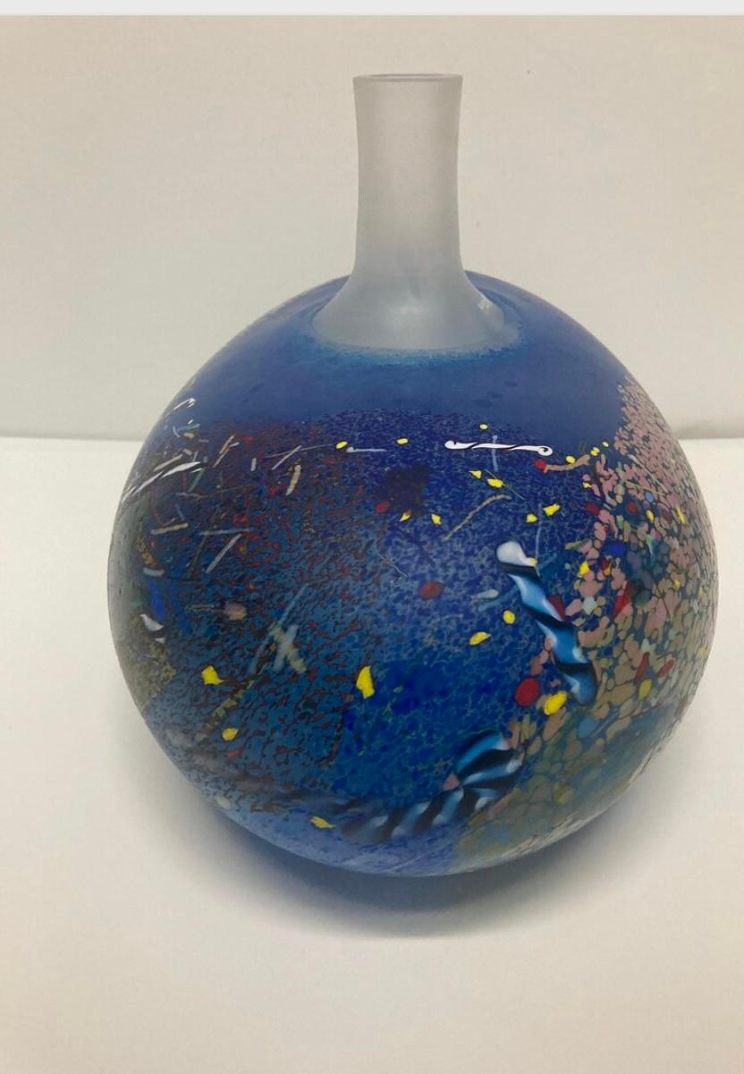 Vaso grande Kosta Boda Atelier A (blu/bianco) di Bertil Vallien. In ottime condizioni misura 15x12x11