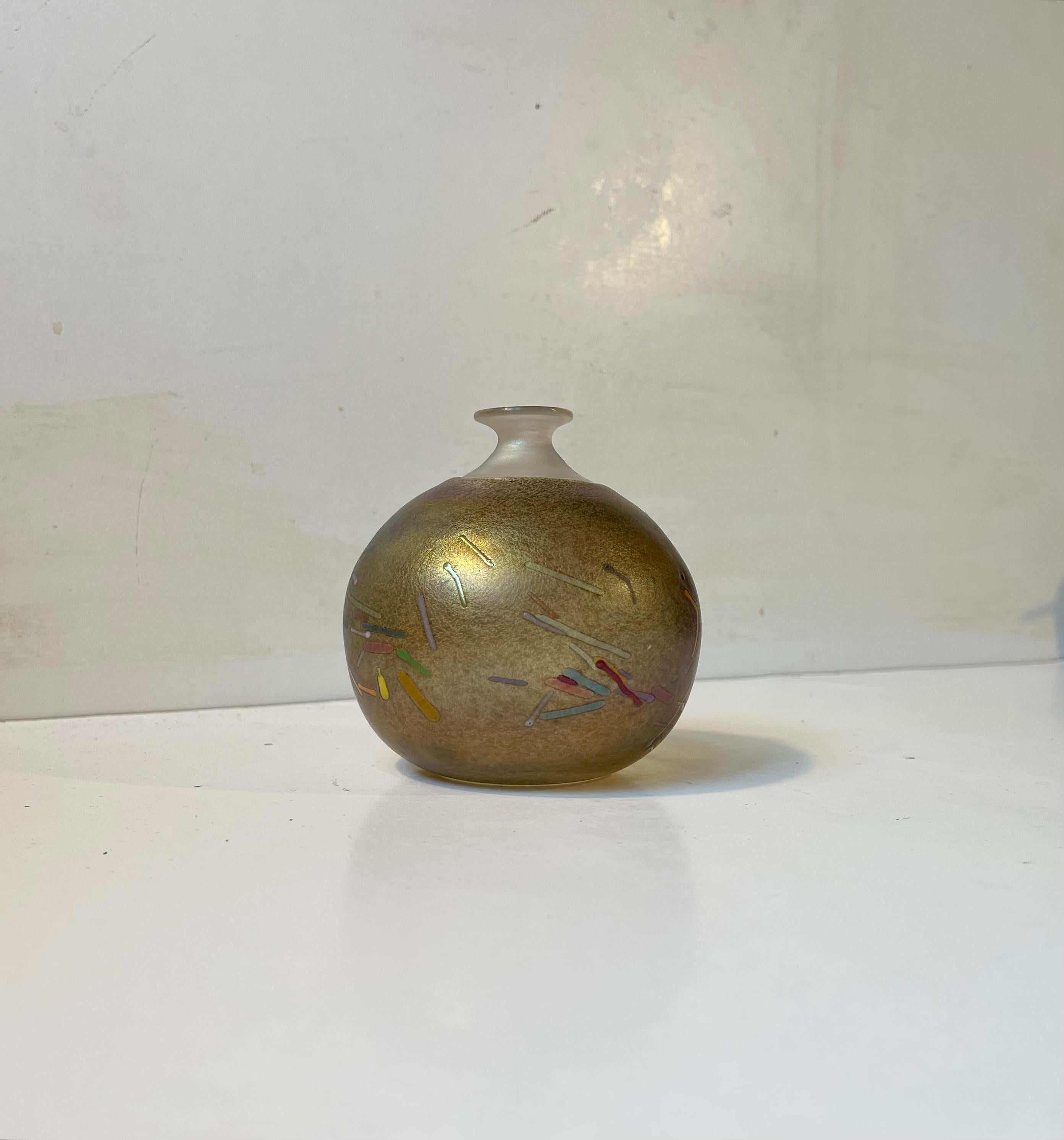 Un vaso Tornado firmato a mano da Bertil Vallien. Ciascuna di queste serie è caratterizzata da un arredamento modernista e giocoso. Prodotto da Kosta Boda in Svezia nei primi anni '80. Sarebbe un regalo vintage unico e personale.

Misure: H: 11 cm,