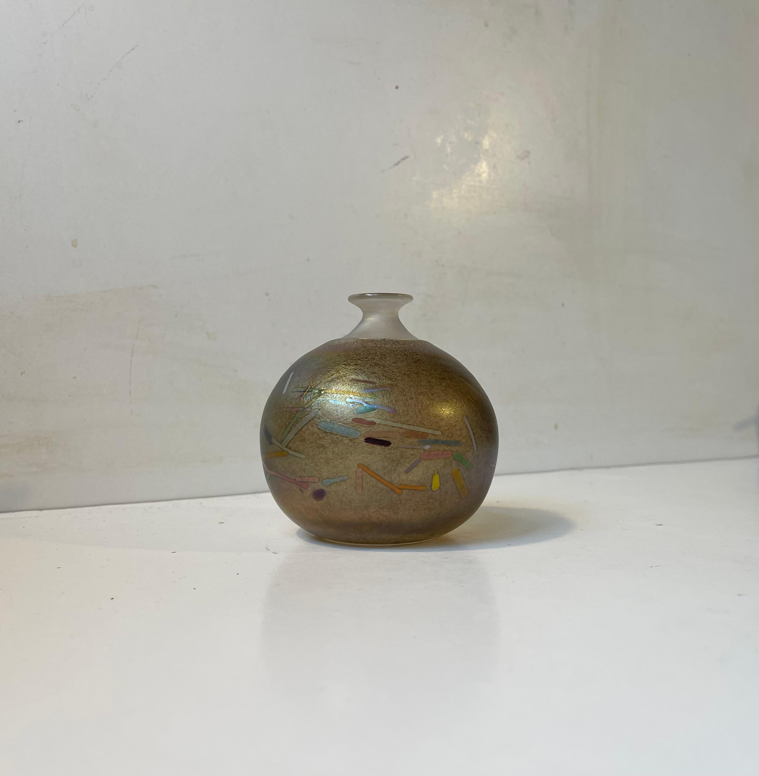Postmoderno Vaso Tornado sferico in vetro artistico di Bertil Vallien per Kosta Boda in vendita