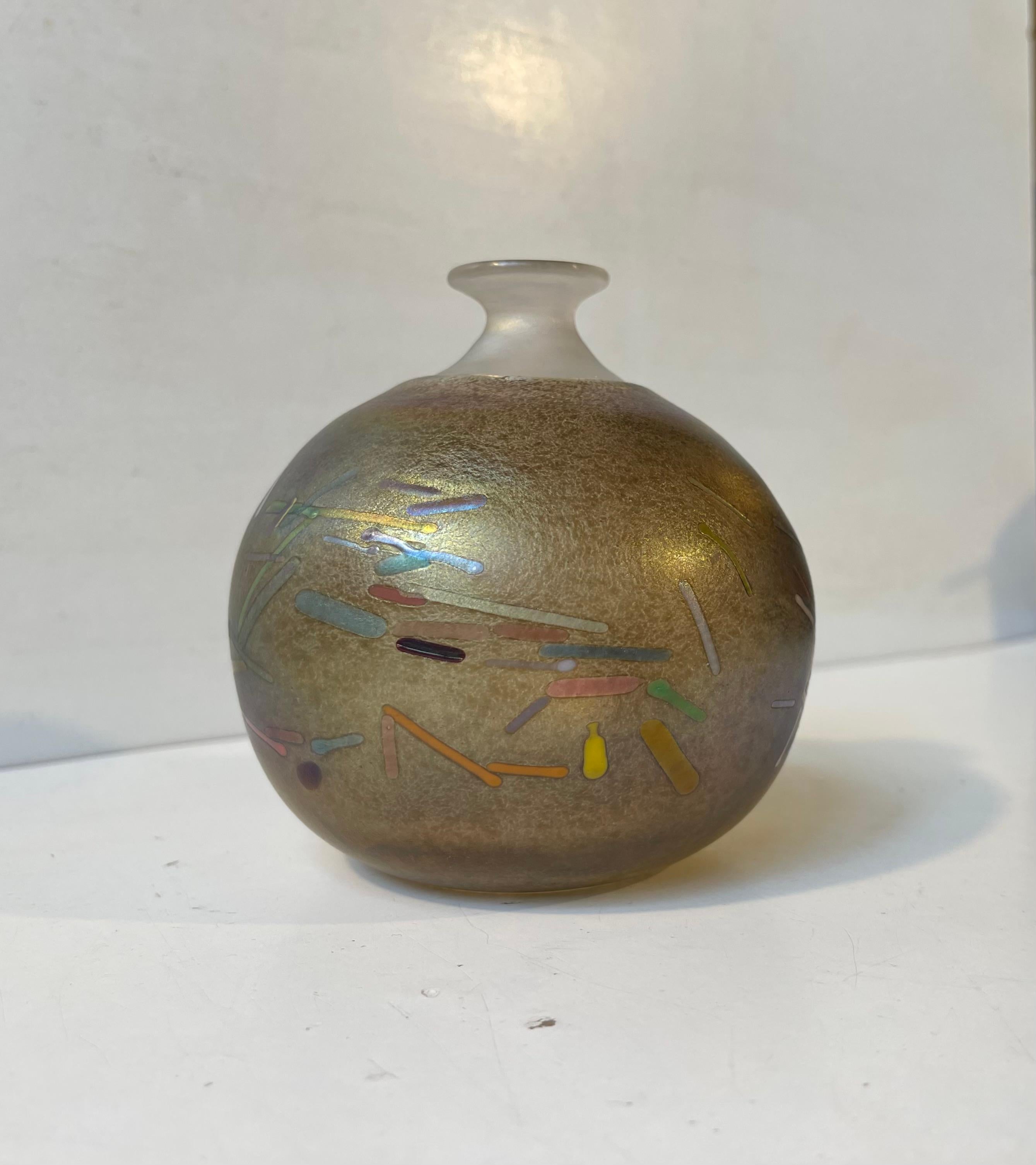 Svedese Vaso Tornado sferico in vetro artistico di Bertil Vallien per Kosta Boda in vendita
