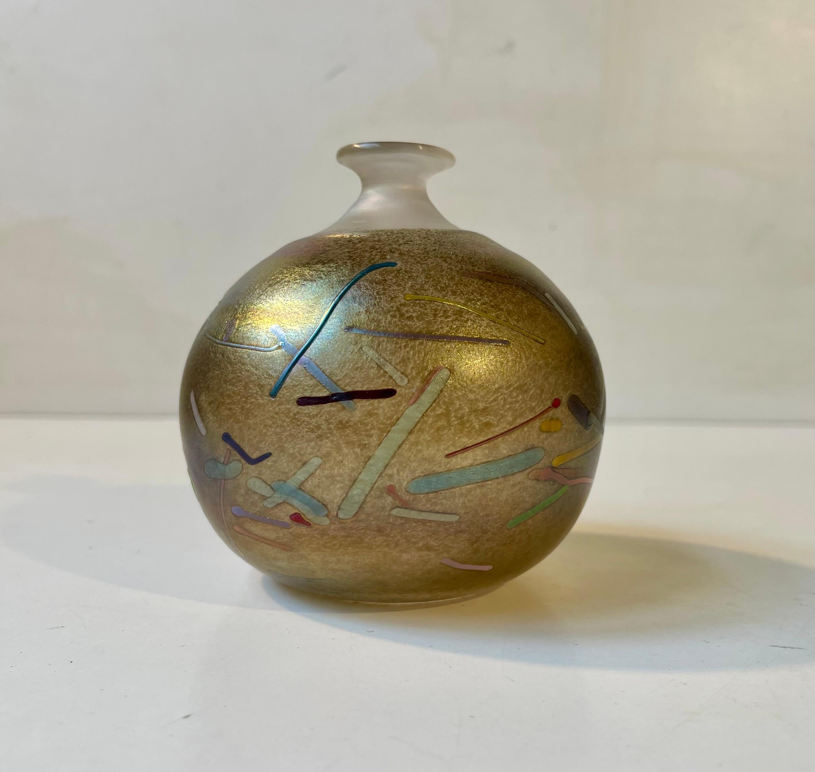 Fine XX secolo Vaso Tornado sferico in vetro artistico di Bertil Vallien per Kosta Boda in vendita