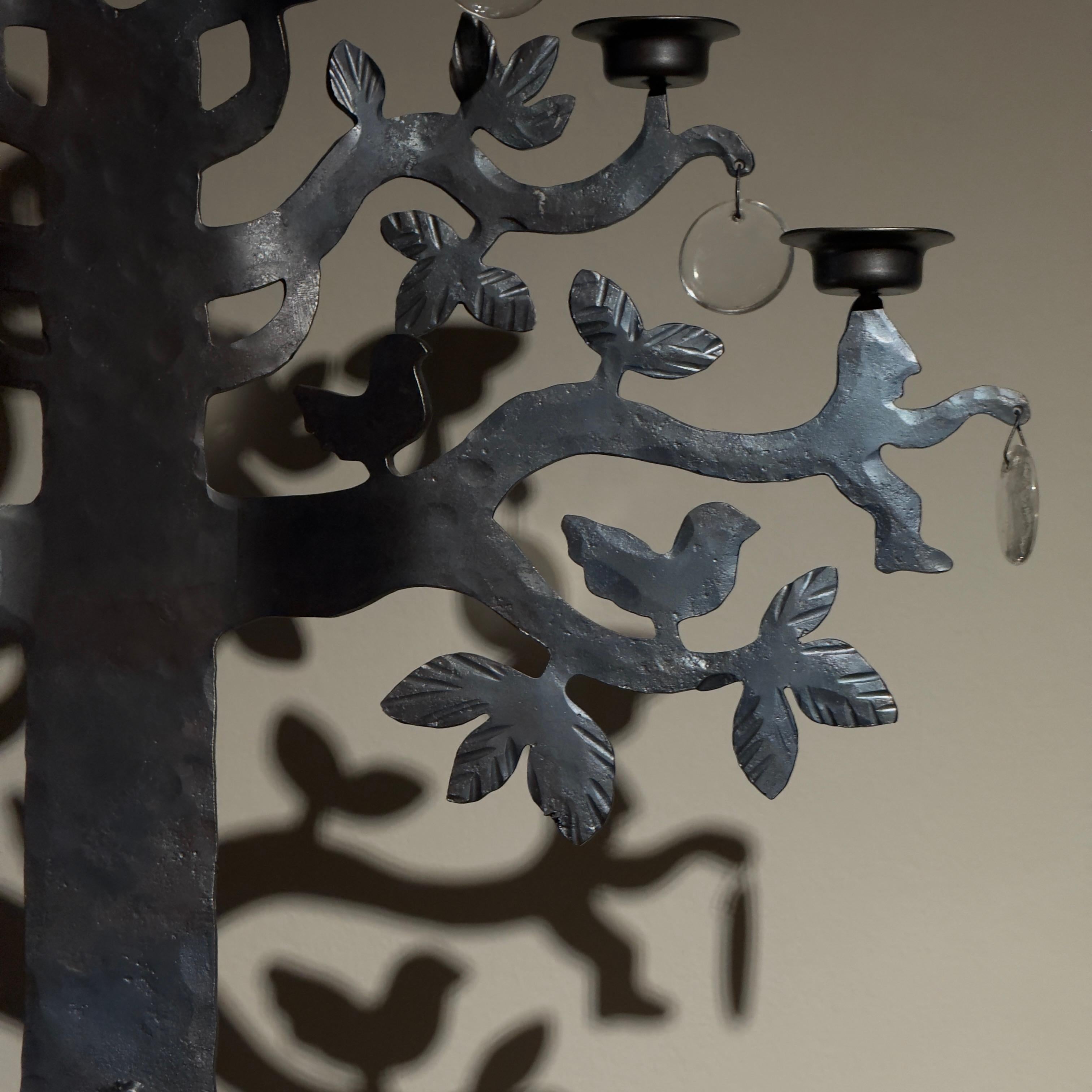 Descrizione:
Un grande candelabro da terra in ferro progettato da Bertil Vallien per uno dei principali produttori di vetro svedesi della metà del XX secolo, Boda. La forma vegetale e martellata di questo sostanzioso candelabro in ferro battuto è
