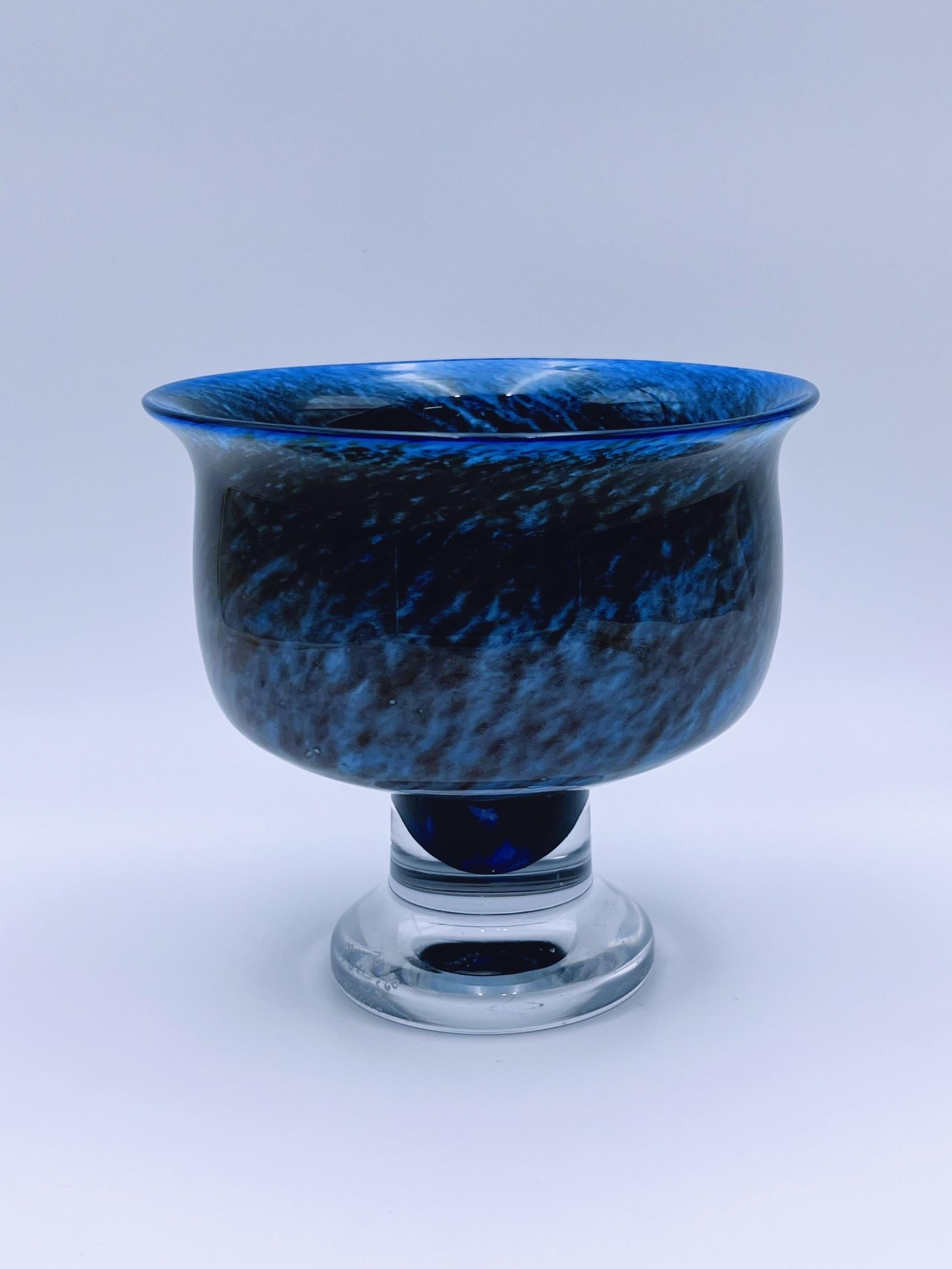 Impresionante cuenco / soporte escandinavo / sueco de diseño moderno de mediados de siglo, obra del pionero del arte en vidrio Bertil Vallien(1938-). 

Vidrio artístico artesanal / soplado a mano de hacia 1960/70 para Boda / Kosta Boda. 

Artista