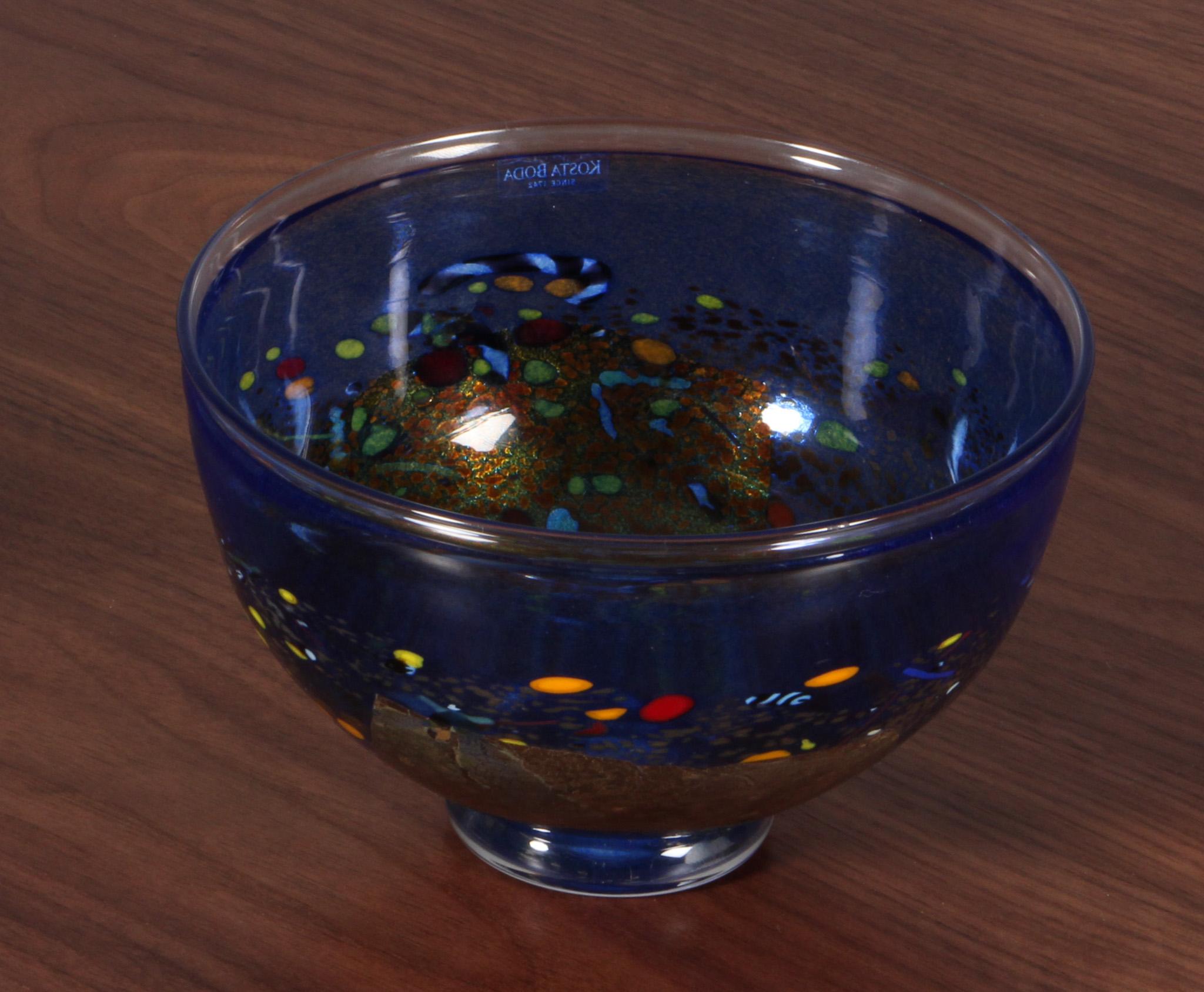 Vaso di Bertil Vallien in vetro artistico.

Prodotto da Kosta Boda.

Firmato.