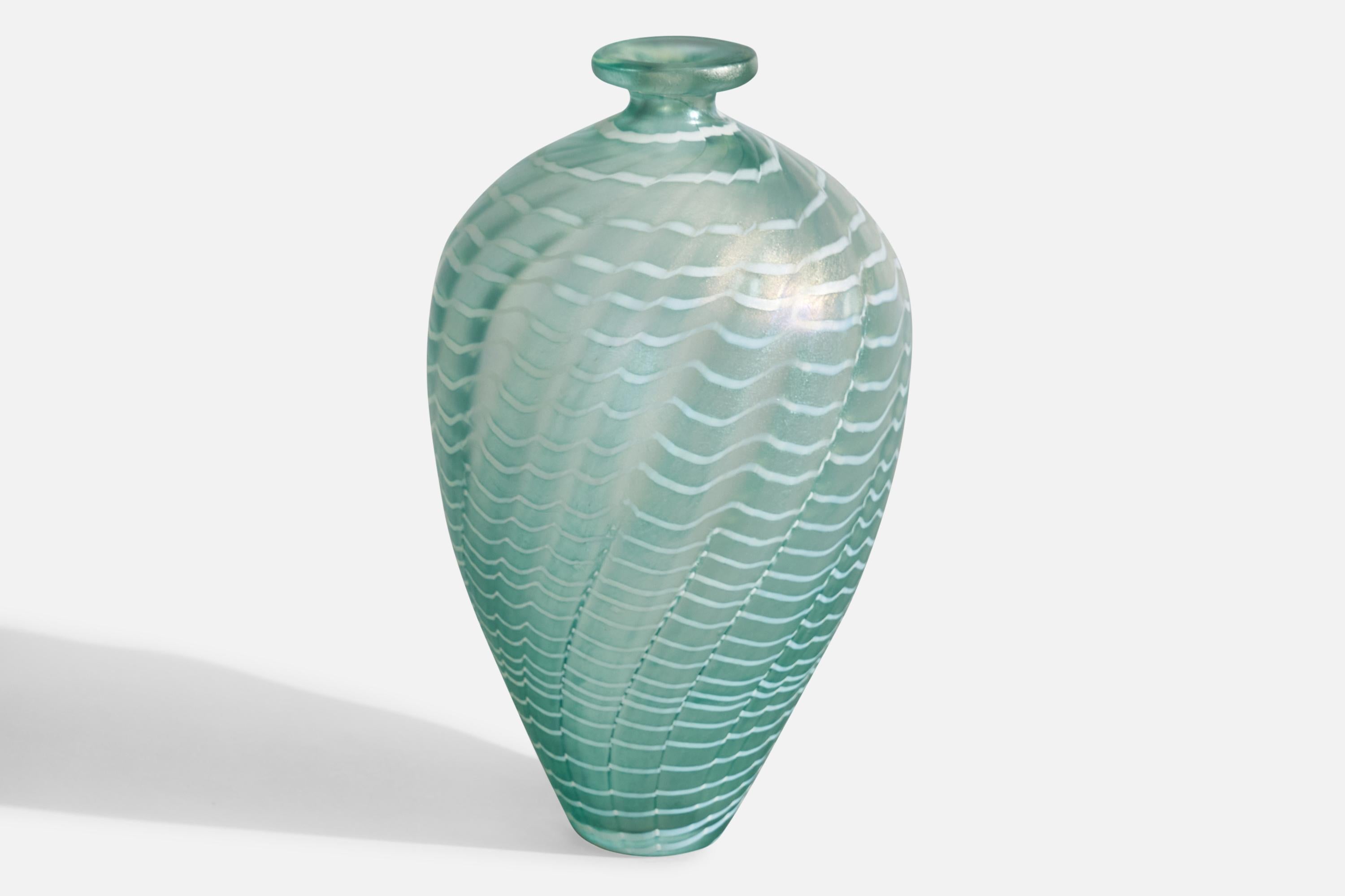 Vaso in vetro soffiato blu disegnato da Bertil Vallien e prodotto da Kosta Boda, Svezia, C.C. 1984.
