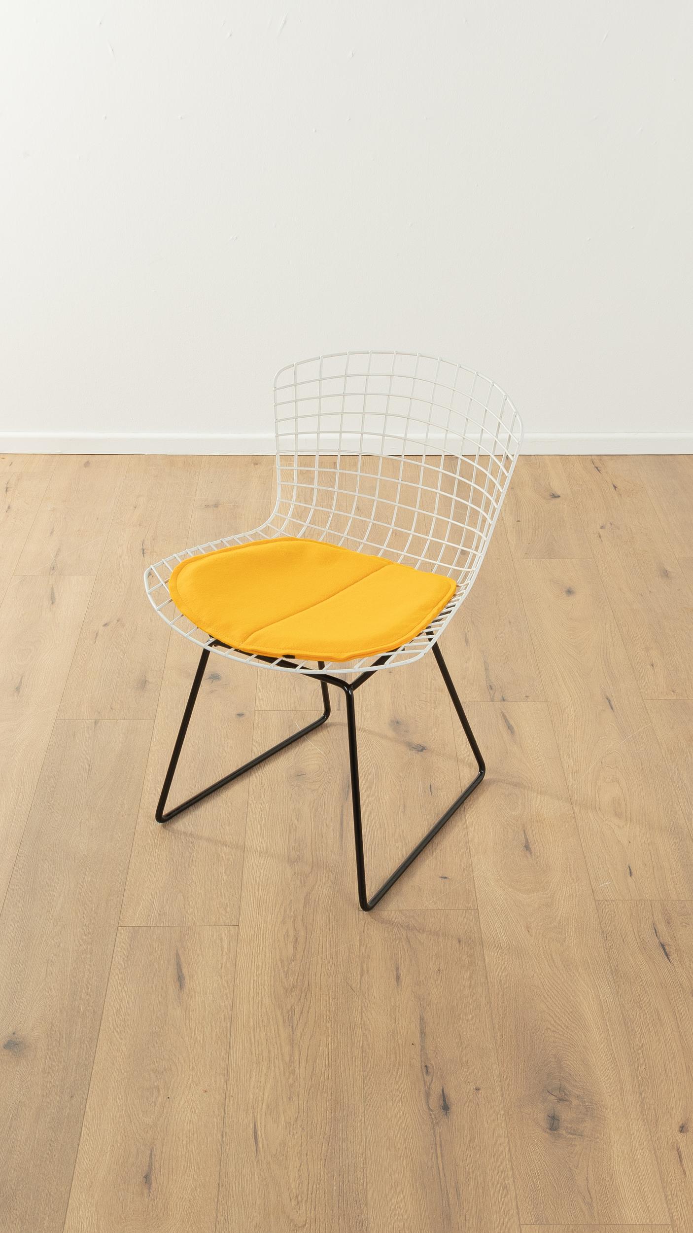 BERTOIA chair, model 420, designed in the 1940s by Harry Bertoia for Knoll. Frame made of wire mesh with a new felt seat cover in yellow.

Quality Features:

    very good workmanship
    high-quality materials
    Made in the USA. Design: Harry