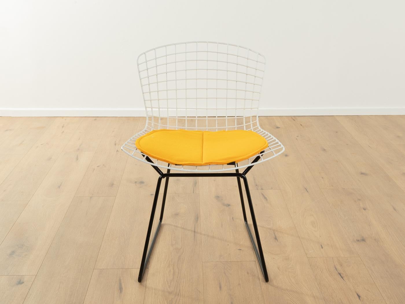 Chaise BERTOIA, modèle 420, conçue dans les années 1940 par Harry Bertoia pour Harris. Châssis en treillis métallique avec une nouvelle housse de siège en feutre jaune.

Caractéristiques de qualité :

    très bon travail
    des matériaux de haute