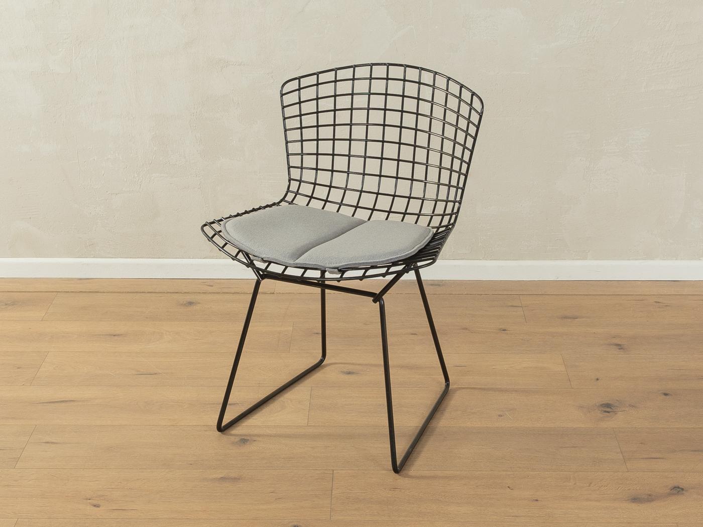 Sedia BERTOIA, modello 420, disegnata negli anni '40 da Harry Bertoia per Knoll. Telaio in rete metallica con rivestimento nuovo in grigio.

Caratteristiche di qualità:

    ottima lavorazione
    materiali di alta qualità
    Prodotto negli Stati